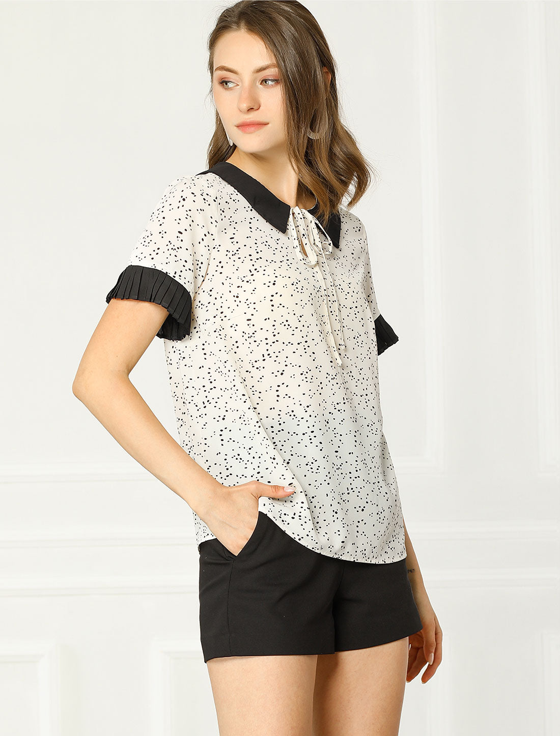 Blusa de manga corta con lunares y cuello de muñeca en contraste para mujer