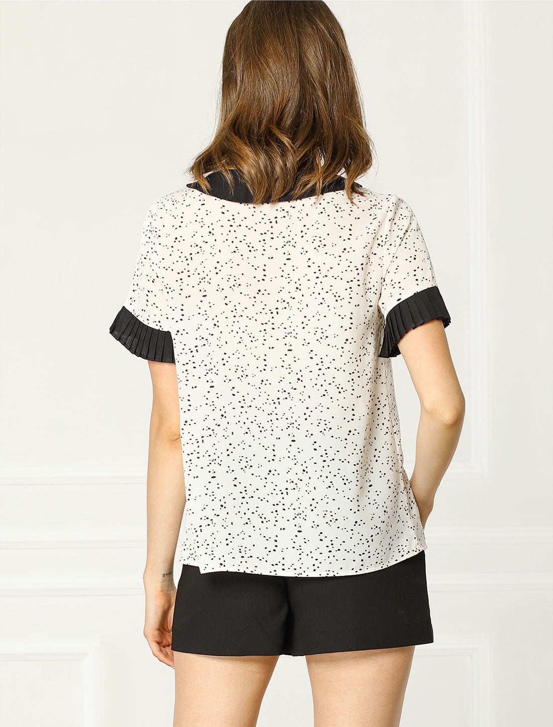 Blusa de manga corta con lunares y cuello de muñeca en contraste para mujer