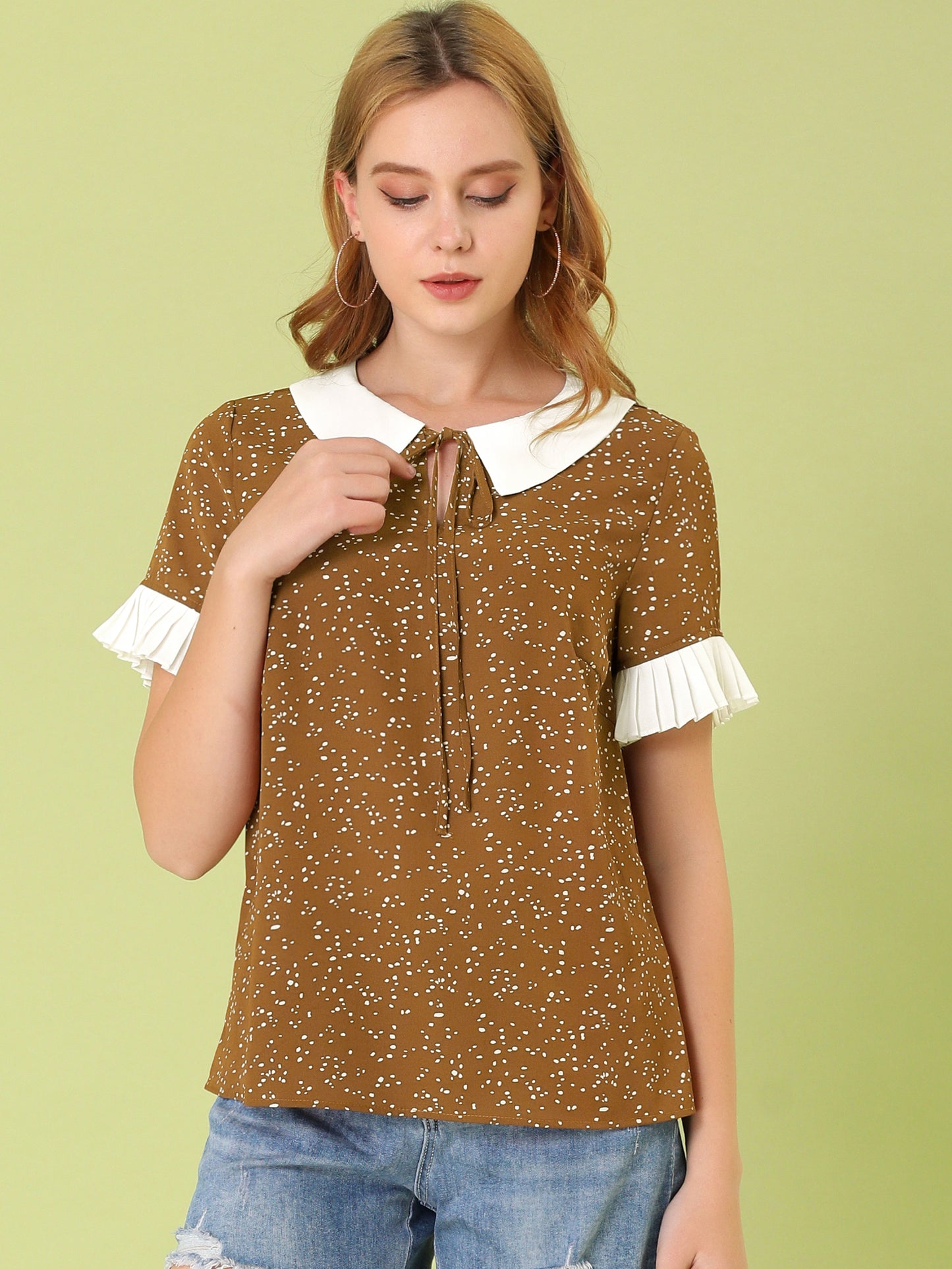Blusa de manga corta con lunares y cuello de muñeca en contraste para mujer