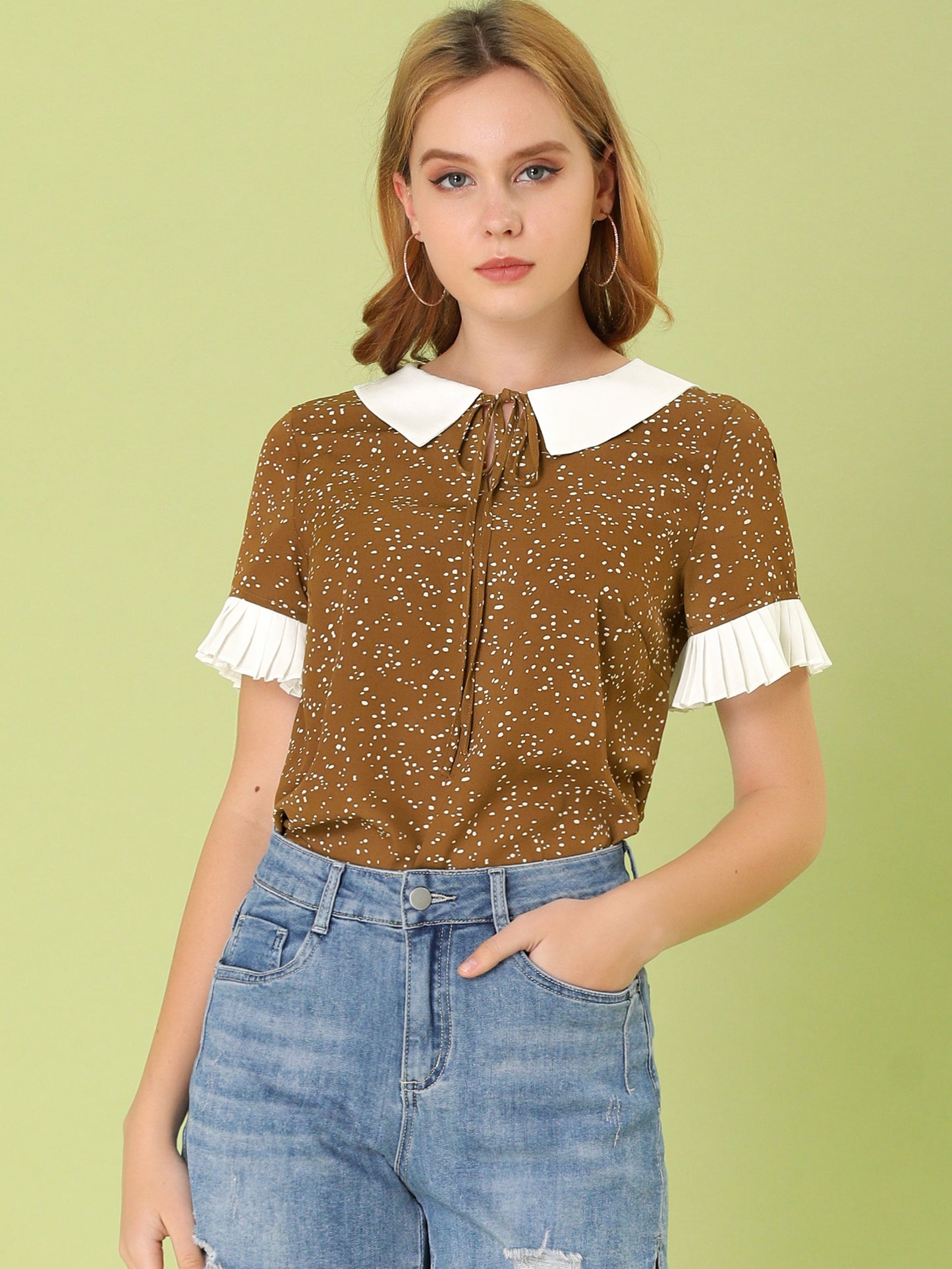 Blusa de manga corta con lunares y cuello de muñeca en contraste para mujer