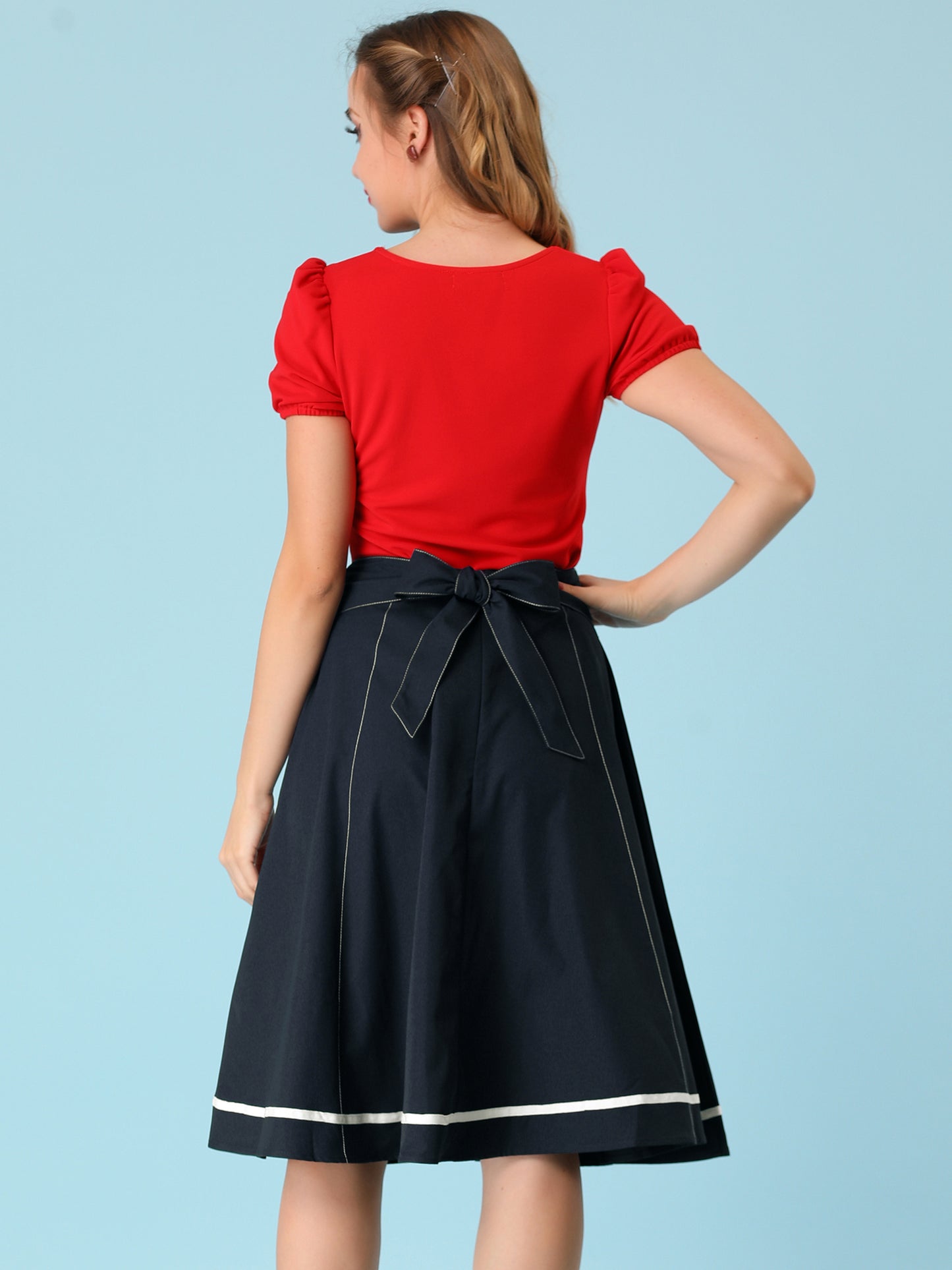 Falda elegante acampanada para mujer con lazo en la cintura y botones decorativos en contraste. Falda de corte A.