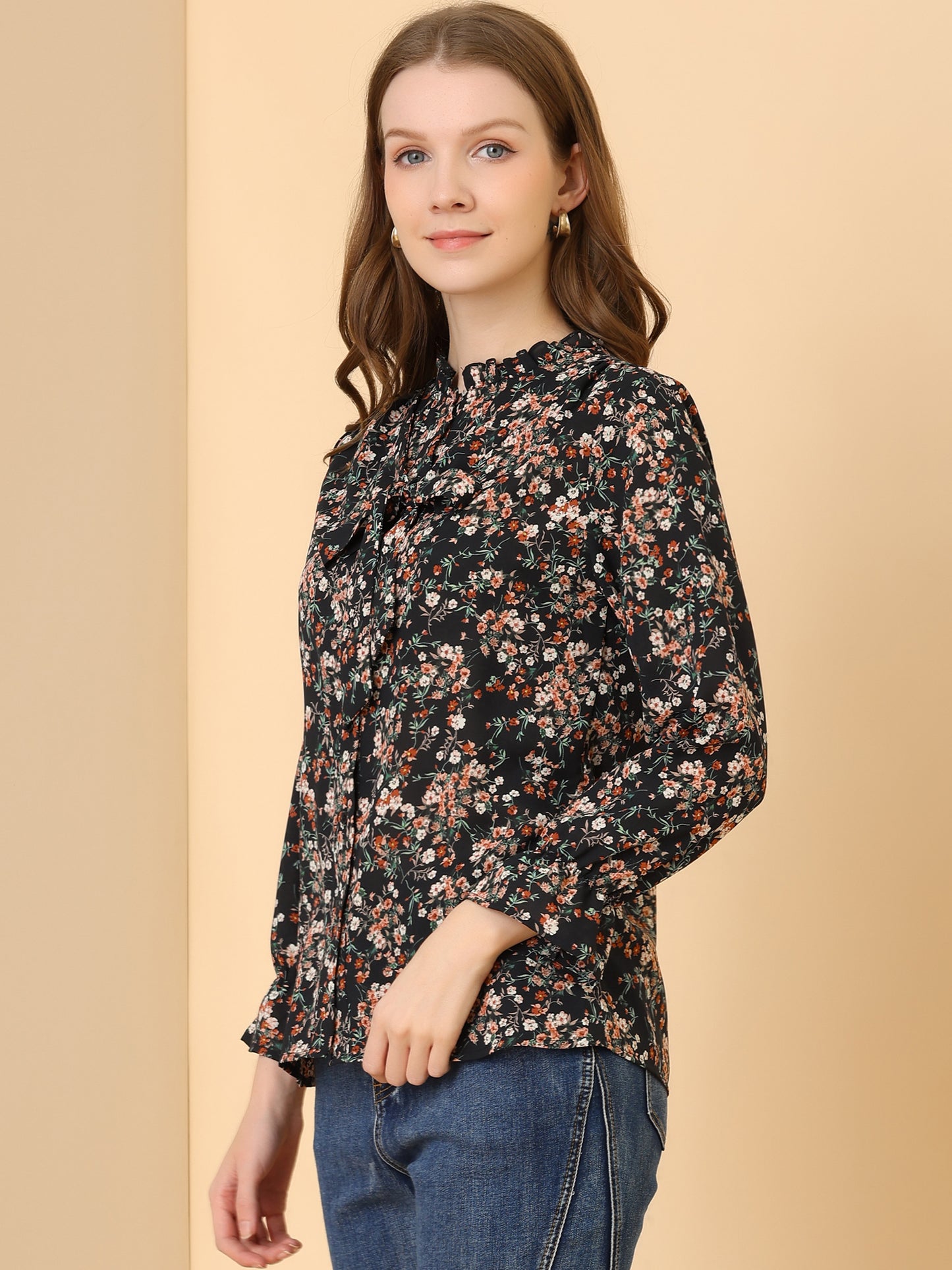Blusa informal con cuello fruncido y botones con lazo floral para mujer
