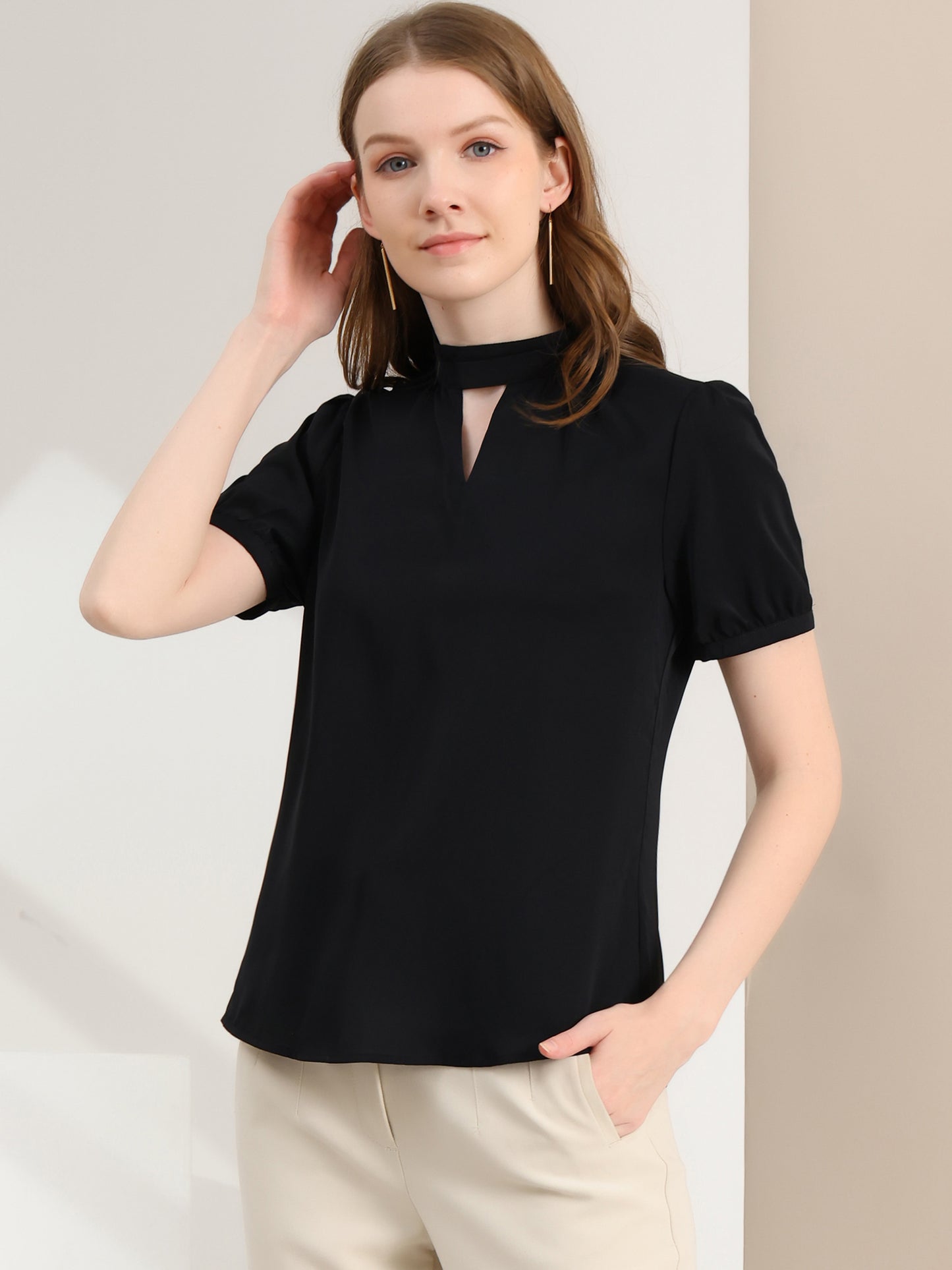 Blusa elegante de mujer con cuello alto, mangas cortas y aberturas en la espalda