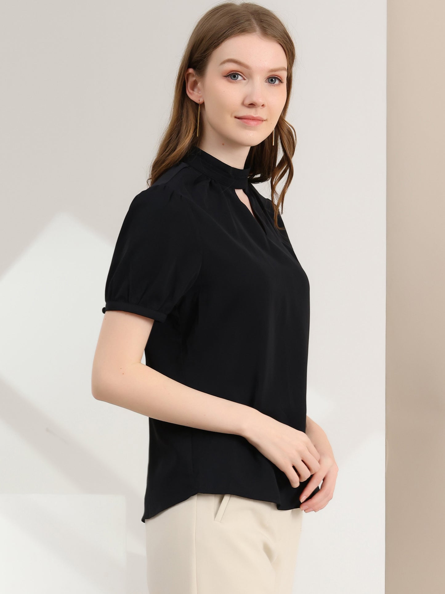 Blusa elegante de mujer con cuello alto, mangas cortas y aberturas en la espalda