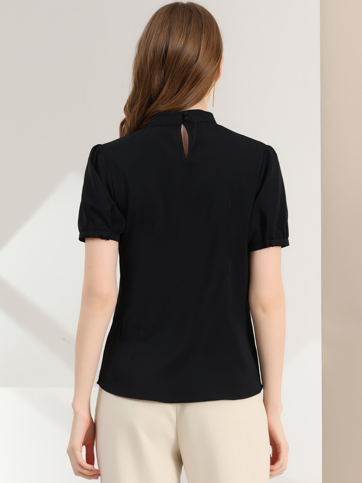 Blusa elegante de mujer con cuello alto, mangas cortas y aberturas en la espalda