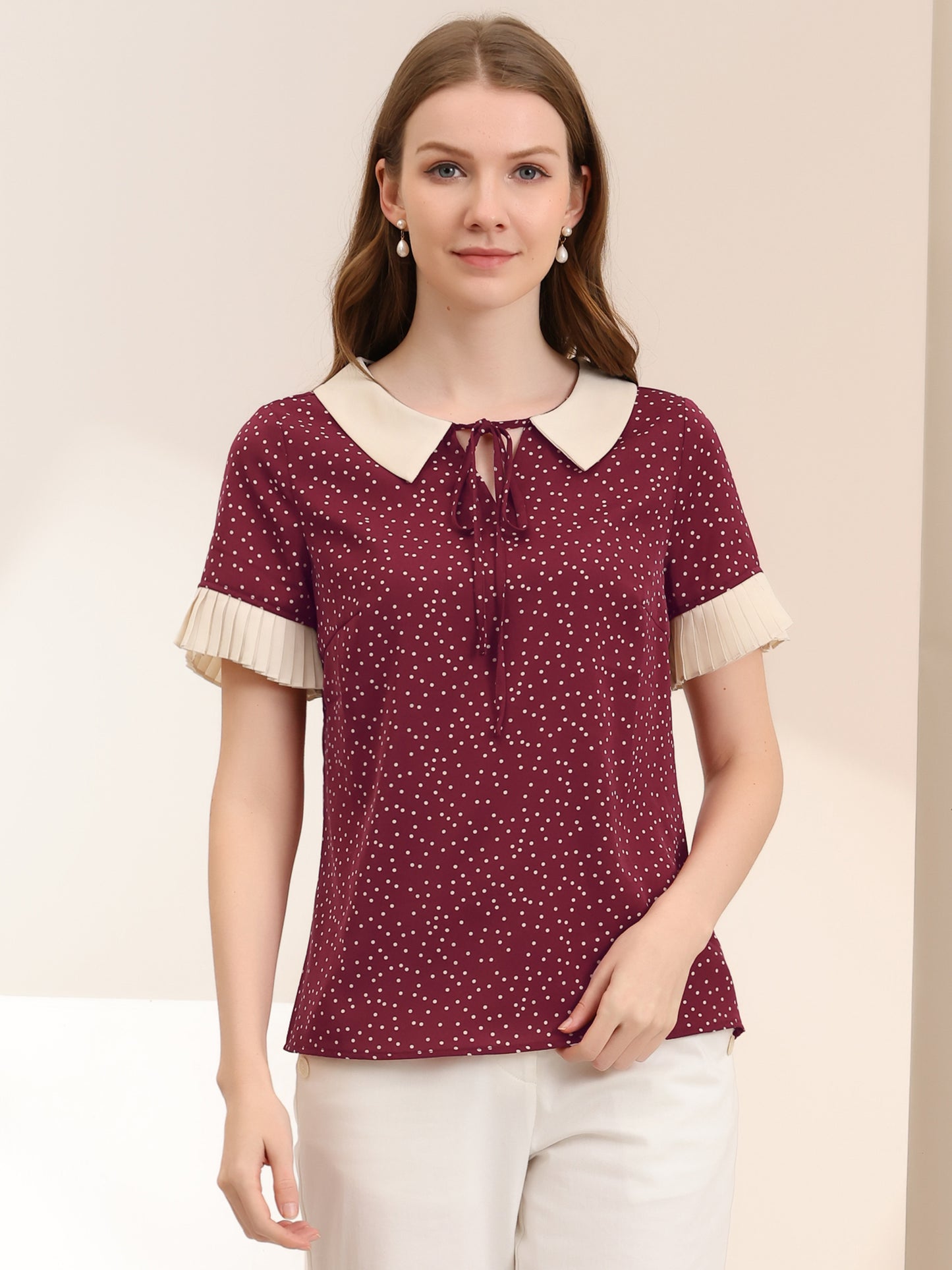 Blusa de manga corta con lunares y cuello de muñeca en contraste para mujer
