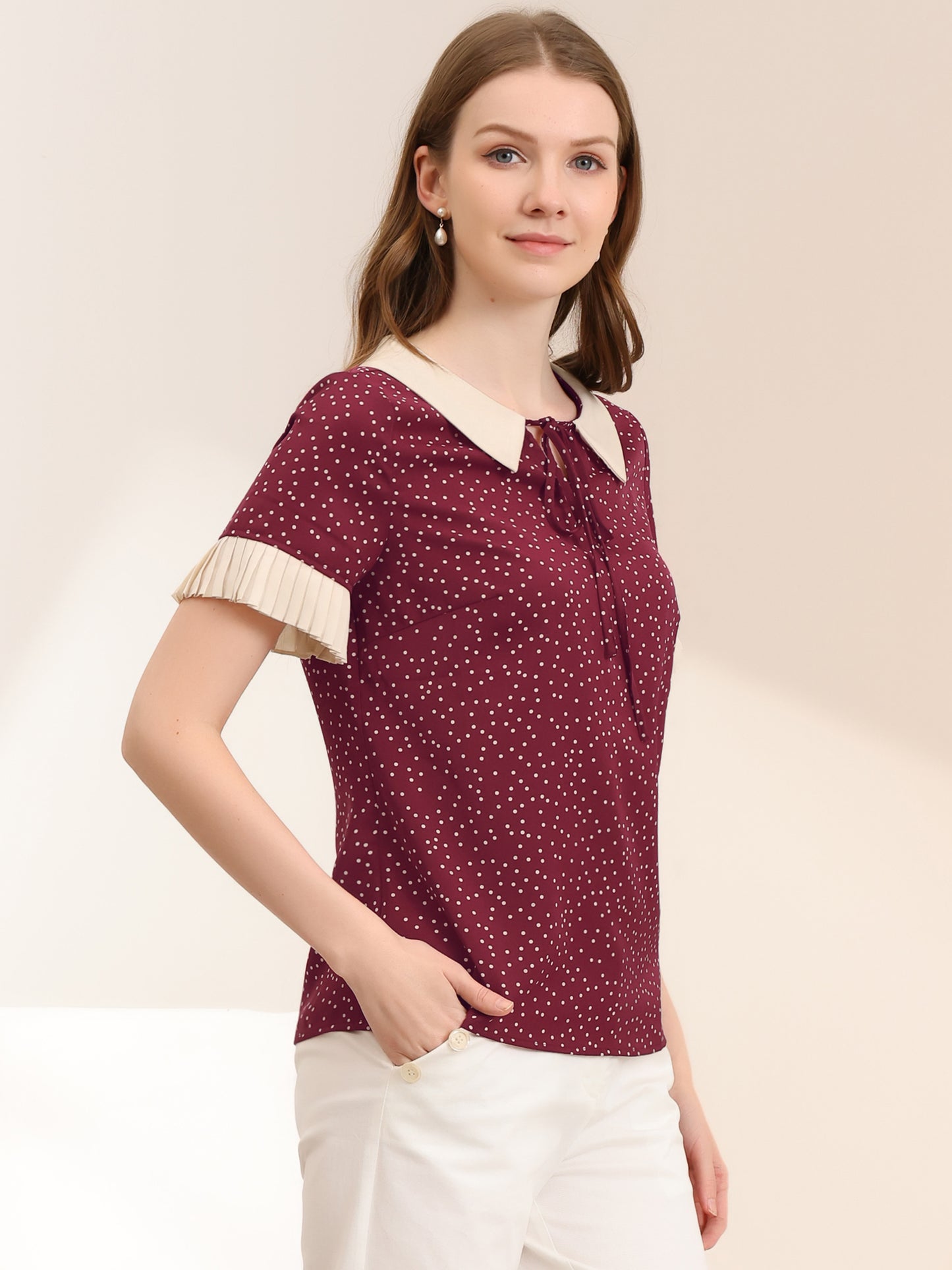 Blusa de manga corta con lunares y cuello de muñeca en contraste para mujer