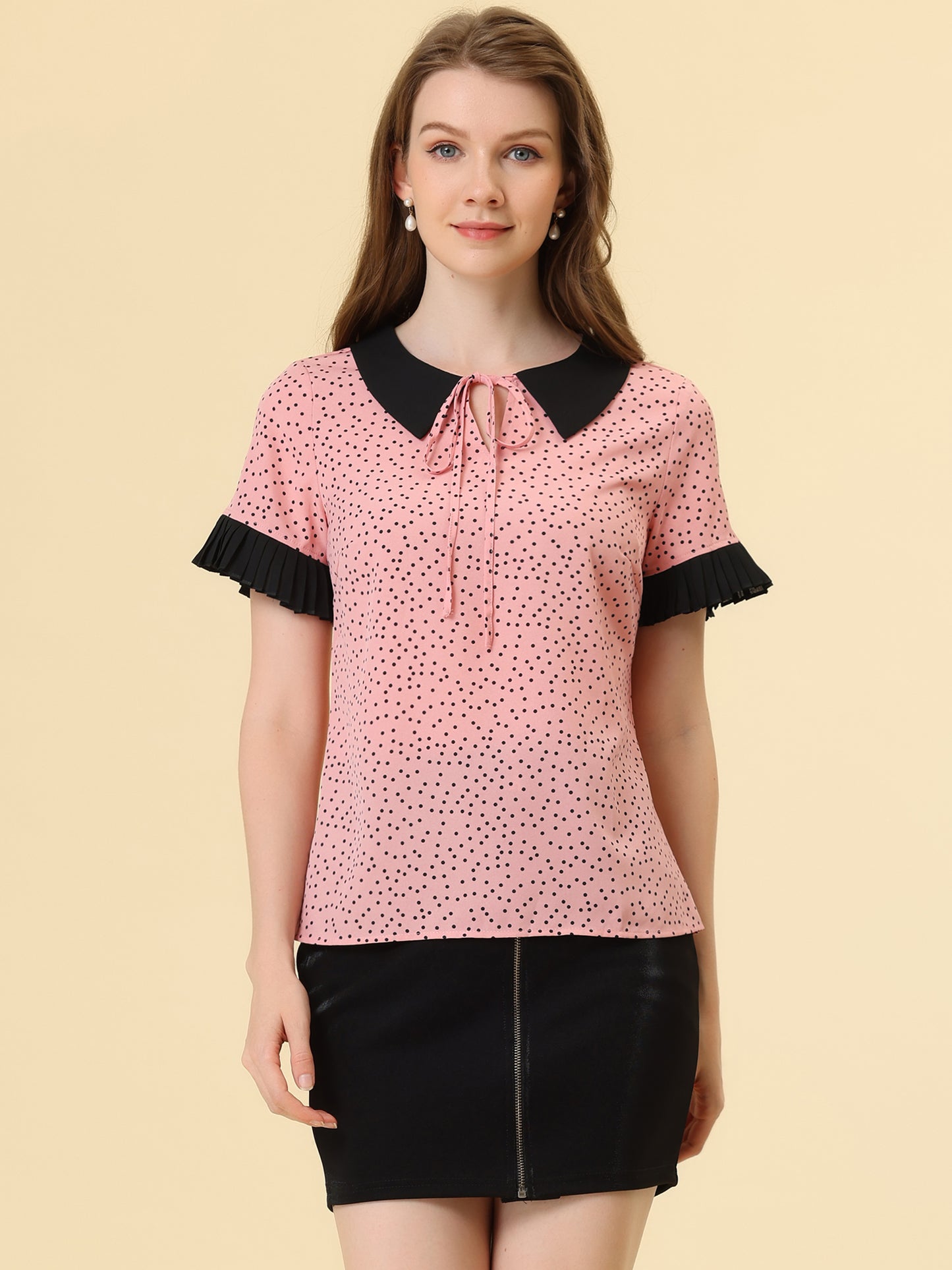 Blusa de manga corta con lunares y cuello de muñeca en contraste para mujer