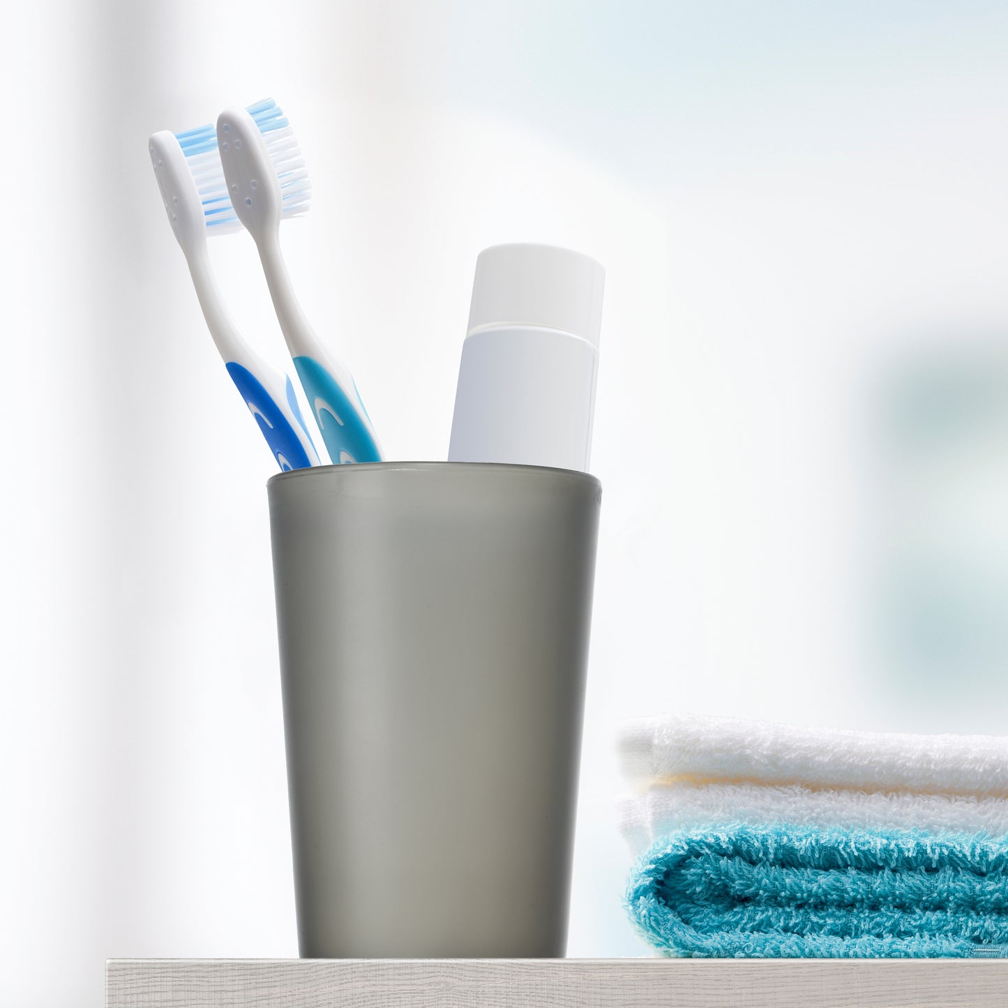 2 vasos de baño de polipropileno para cepillos de dientes, 11,4 x 7,6 cm, color gris y negro