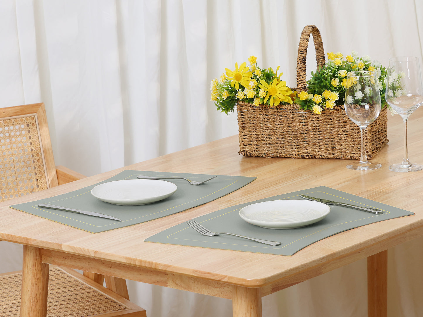Round Table Placemats, Set of 6 Wedge Faux Leather Heat Resistant 20*12in