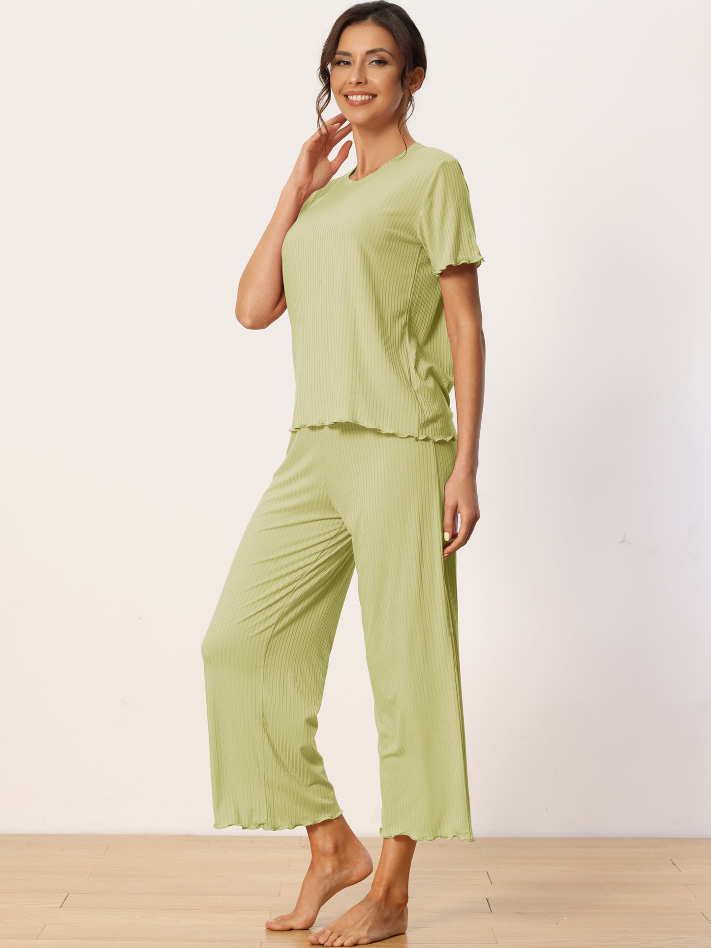 Ensemble pyjama capri à manches courtes et col rond pour femme