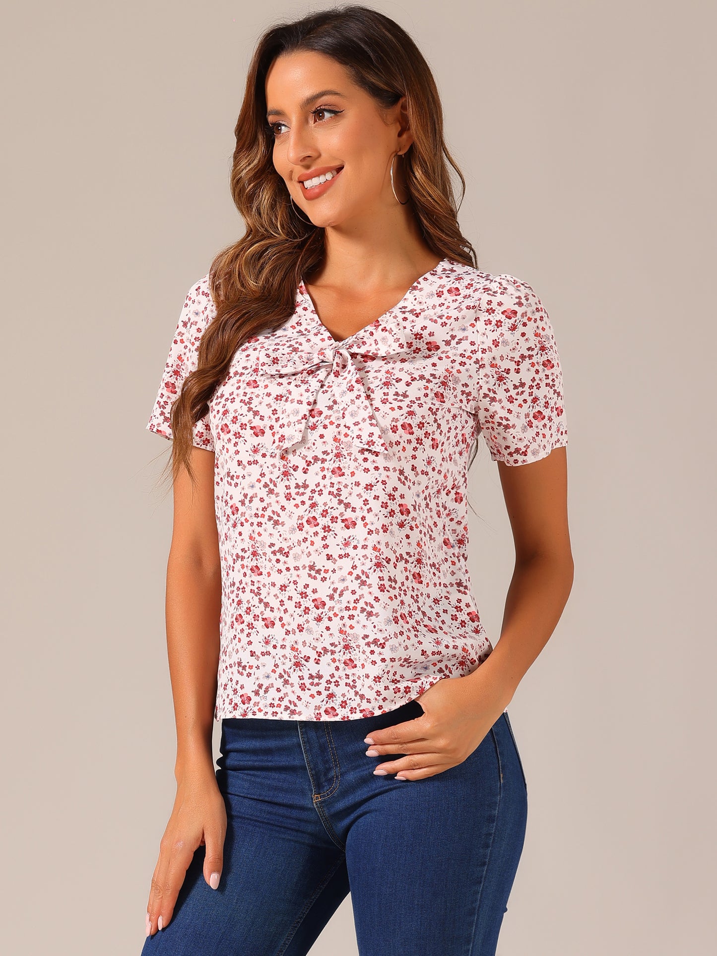 Blusa estampada de manga corta con cuello en V y pajarita para mujer