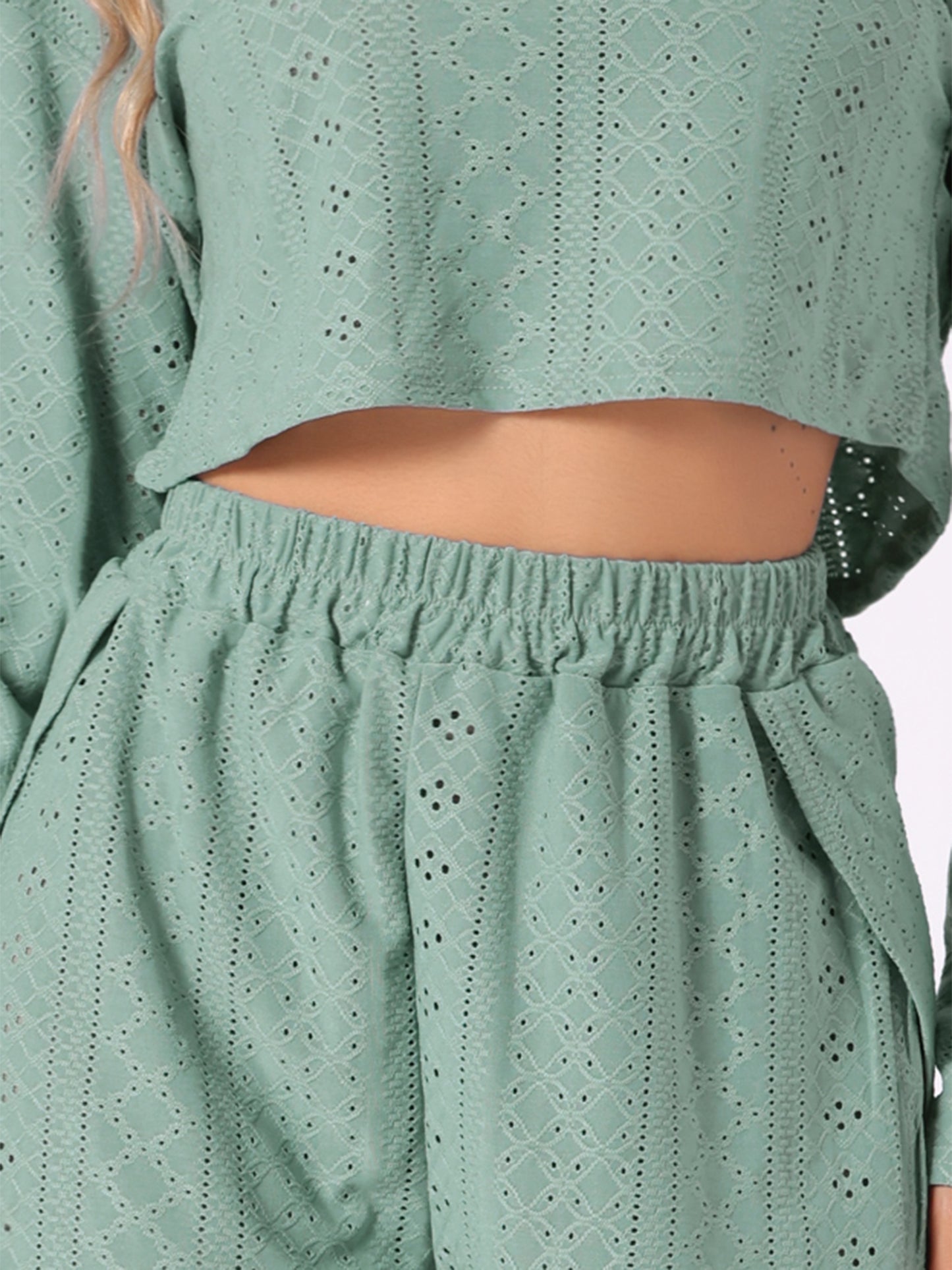 Pijama de mujer para estar en casa con top de manga larga calado y pantalones cortos con abertura