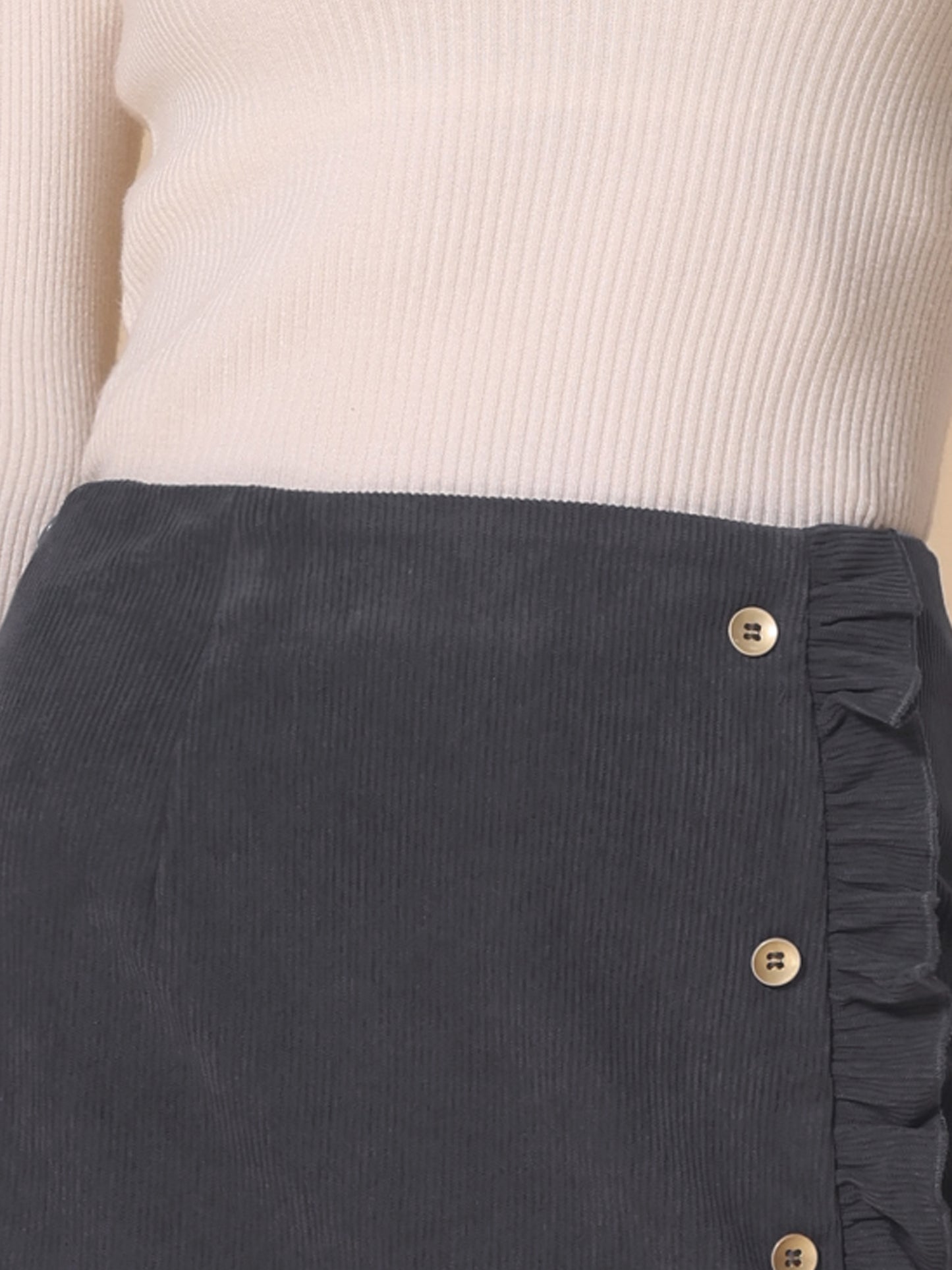 Falda corta de cintura alta con volantes y botones de pana para mujer