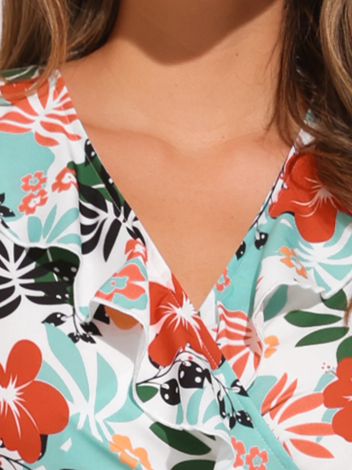 Blusa cruzada floral de manga corta con volantes, cuello en V y cinturón con peplum para mujer