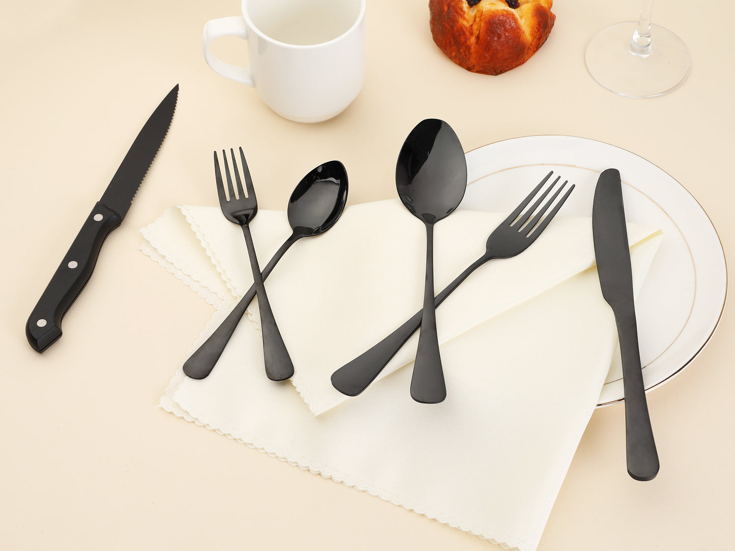 Juego de cubiertos de acero inoxidable de 24 piezas con cuchillo y utensilio para servir, color plateado pulido.