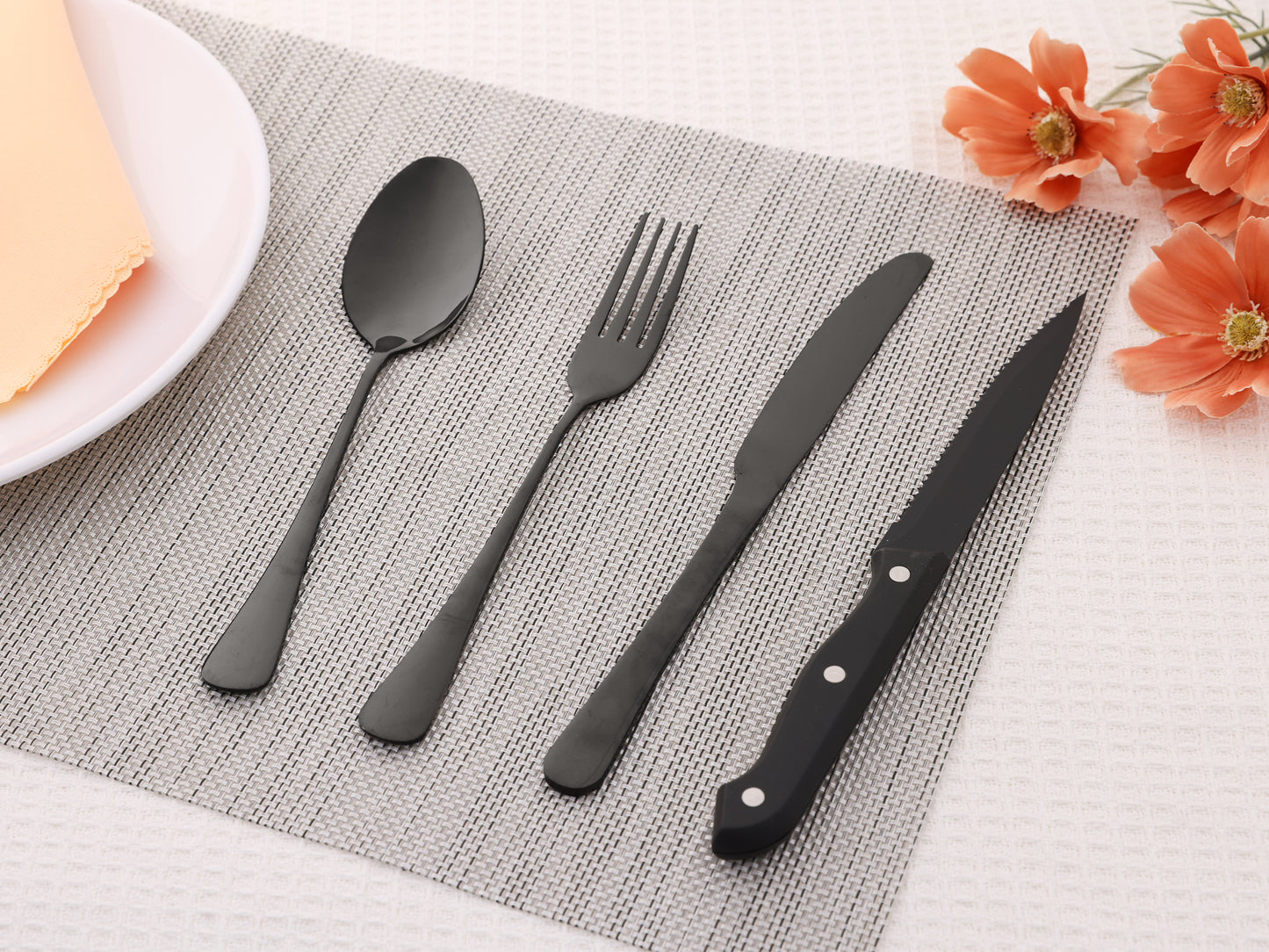 Juego de cubiertos de acero inoxidable de 24 piezas con cuchillo y utensilio para servir, color plateado pulido.