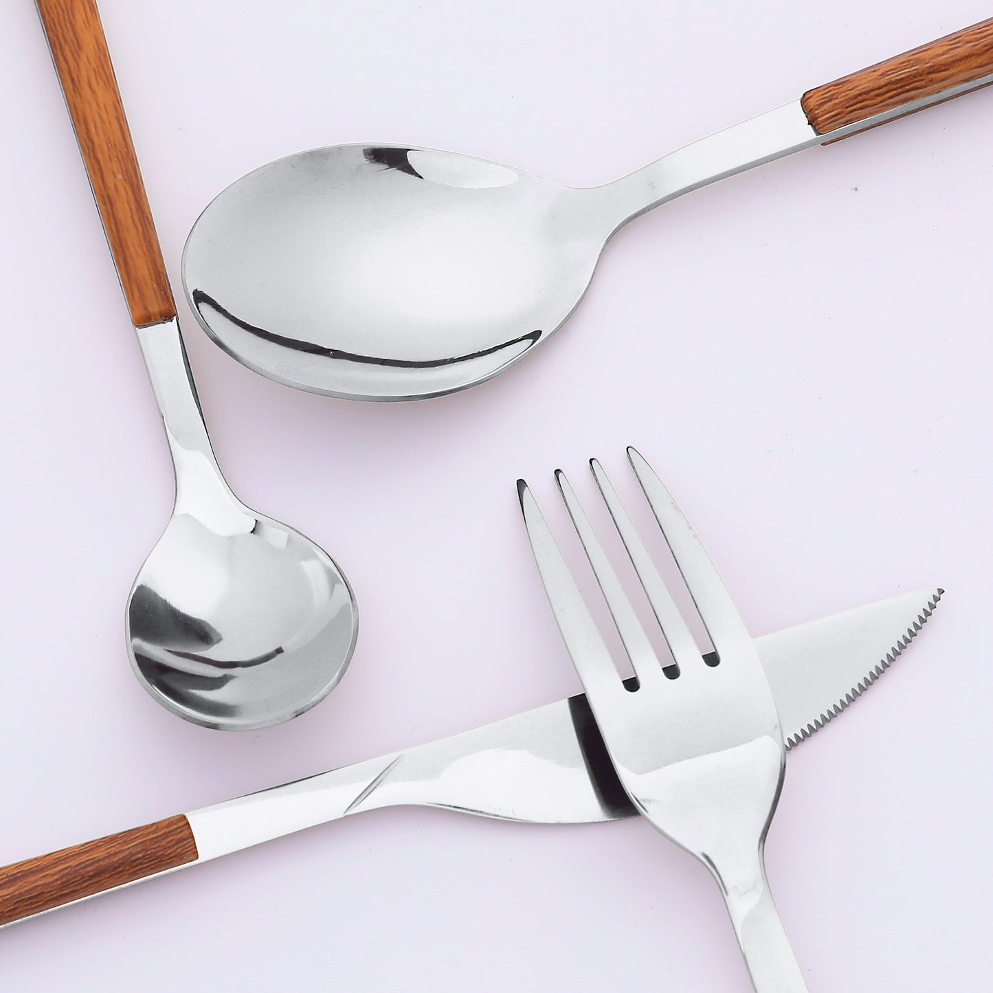 Juego de cubiertos de acero inoxidable de 16 piezas con cuchillo, cucharas y tenedores.