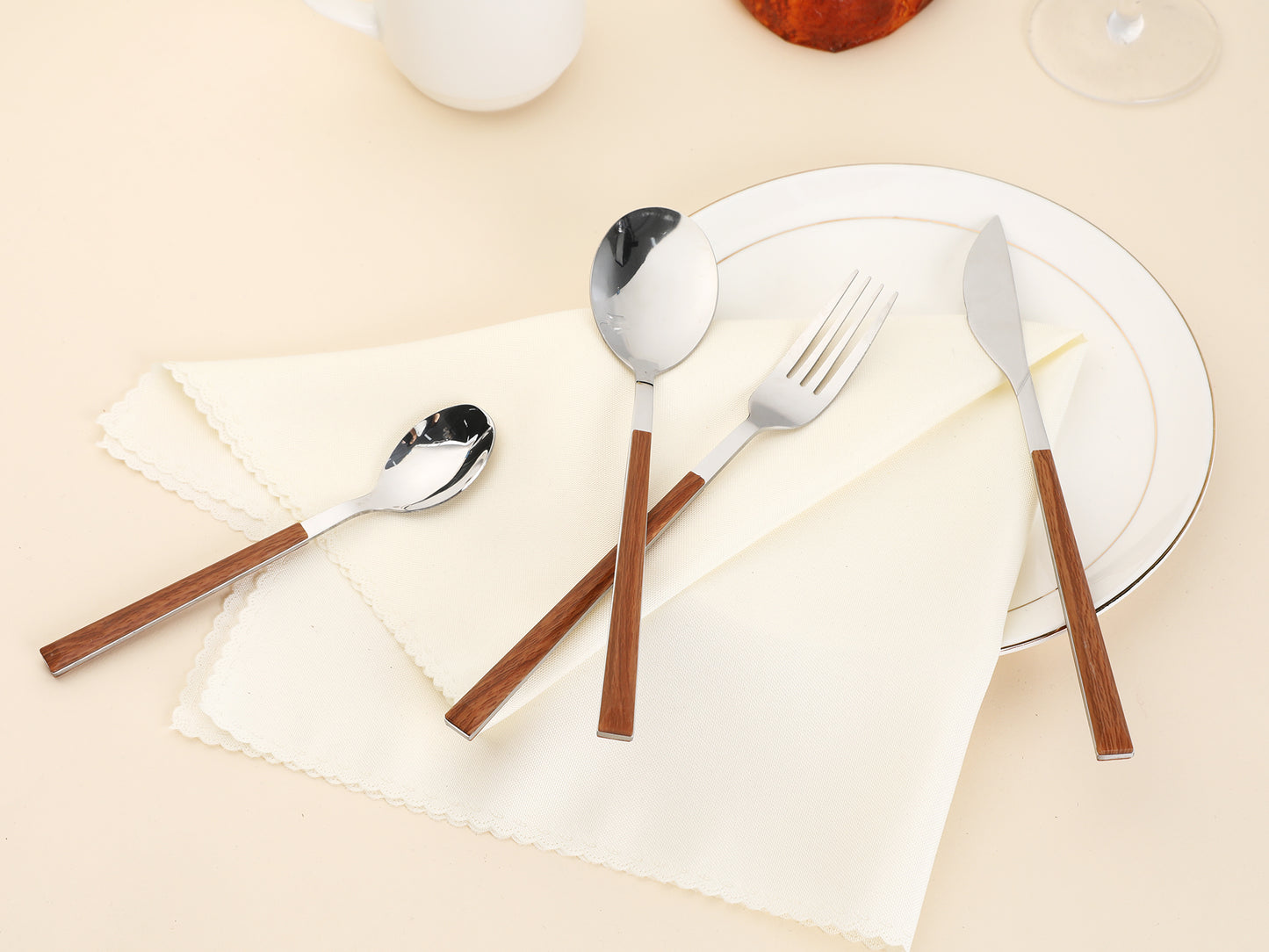Juego de cubiertos de acero inoxidable de 16 piezas con cuchillo, cucharas y tenedores.