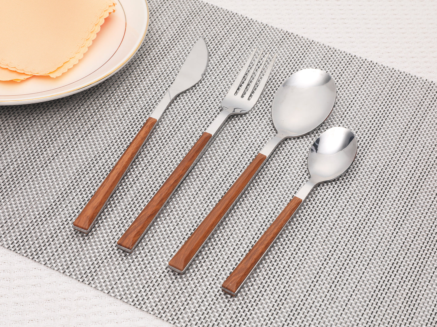 Juego de cubiertos de acero inoxidable de 16 piezas con cuchillo, cucharas y tenedores.
