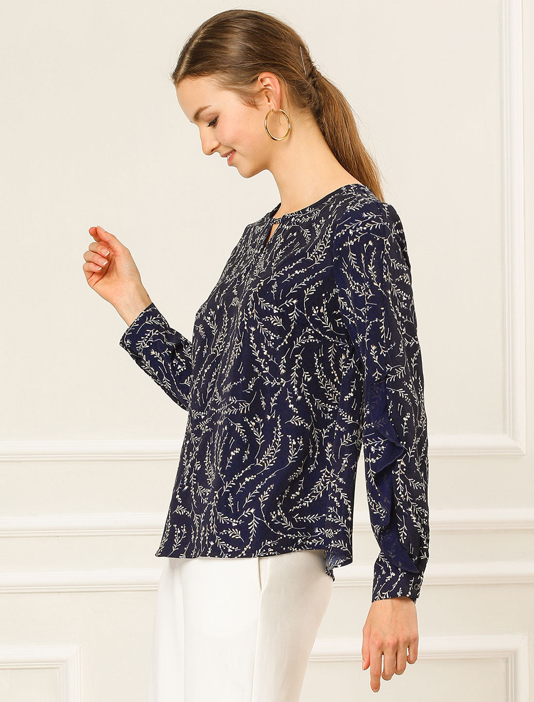 Blusa de encaje de manga larga con cuello en forma de ojo de cerradura y volantes florales para mujer