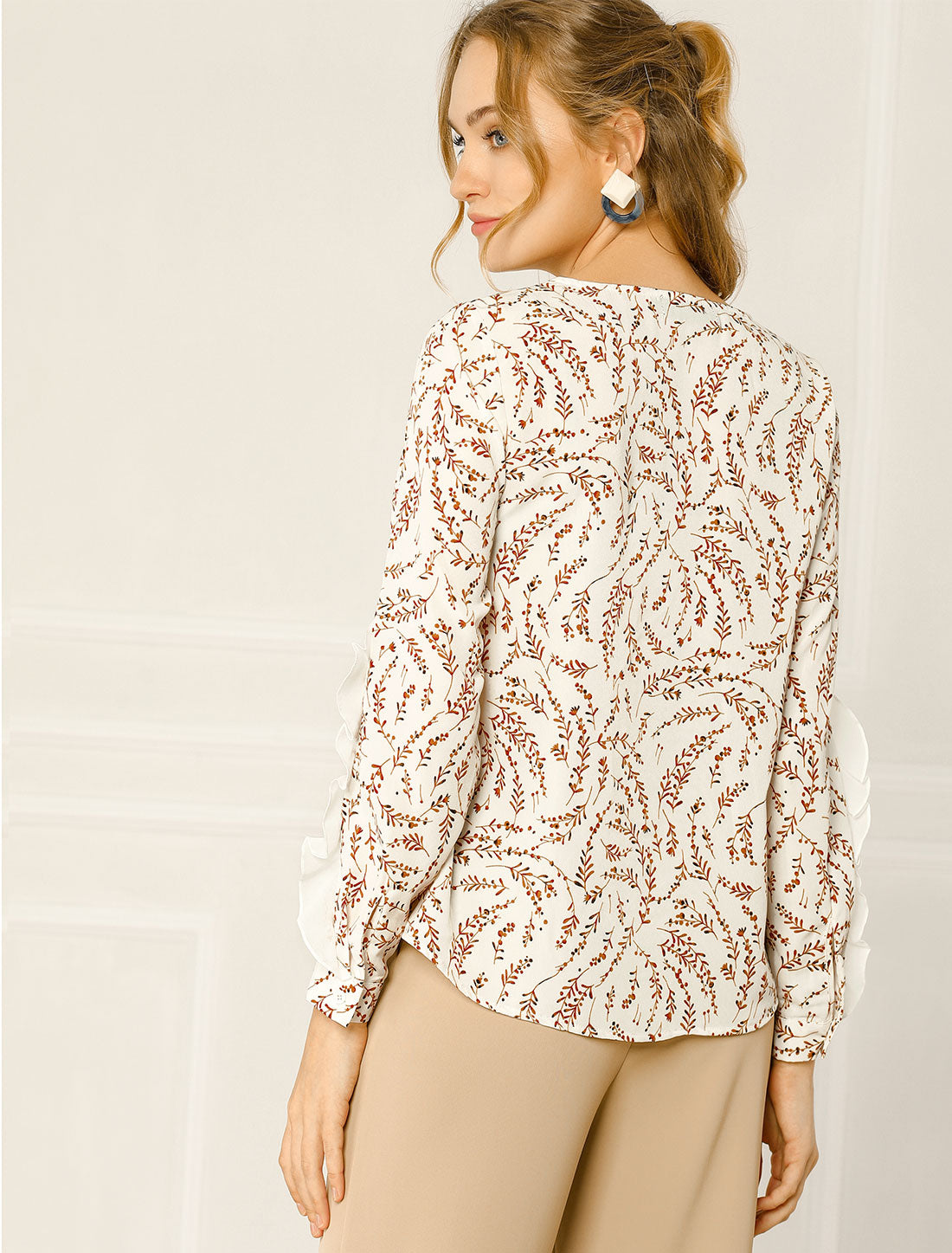 Blusa de encaje de manga larga con cuello en forma de ojo de cerradura y volantes florales para mujer