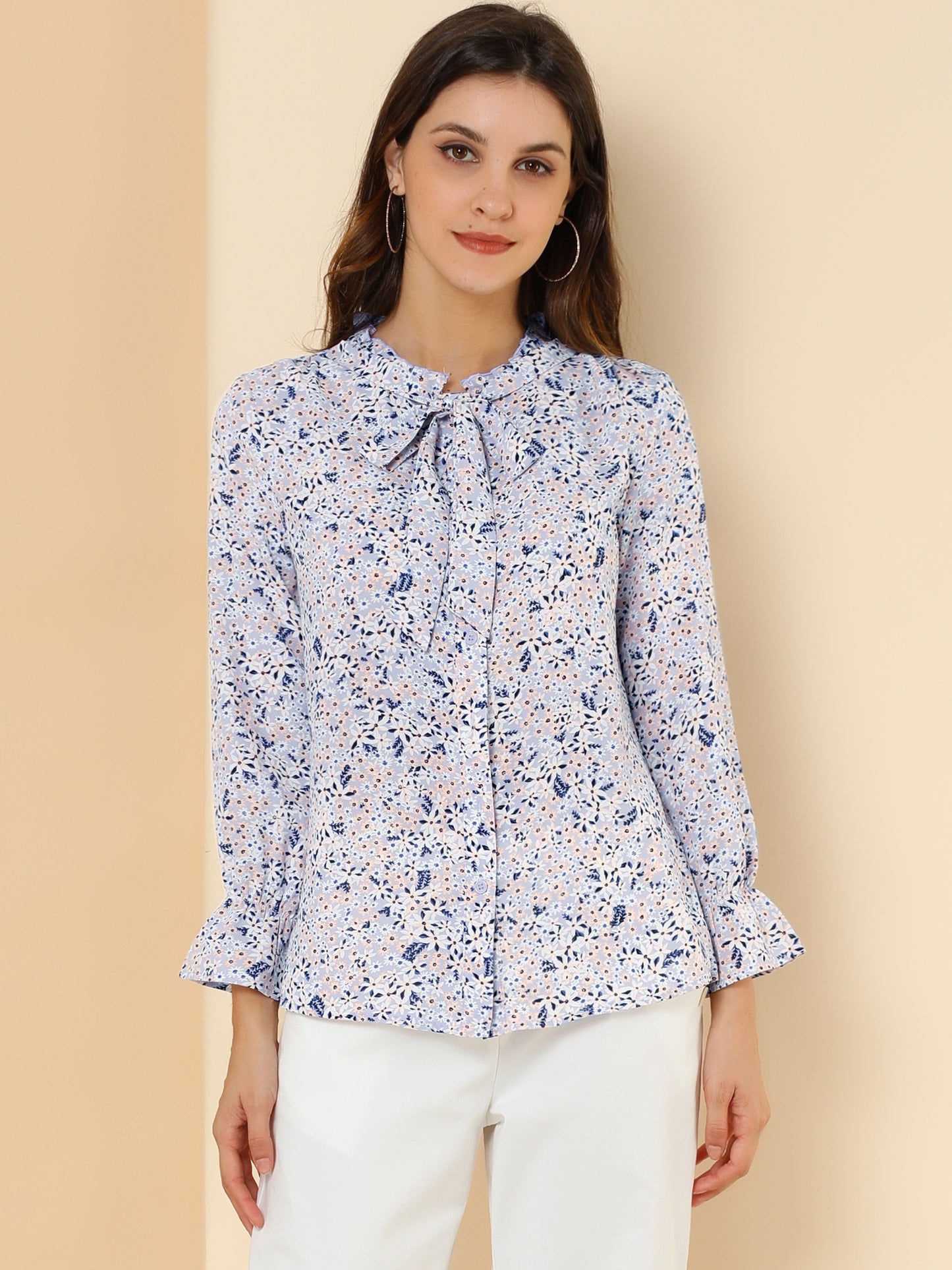 Blusa informal con cuello fruncido y botones con lazo floral para mujer