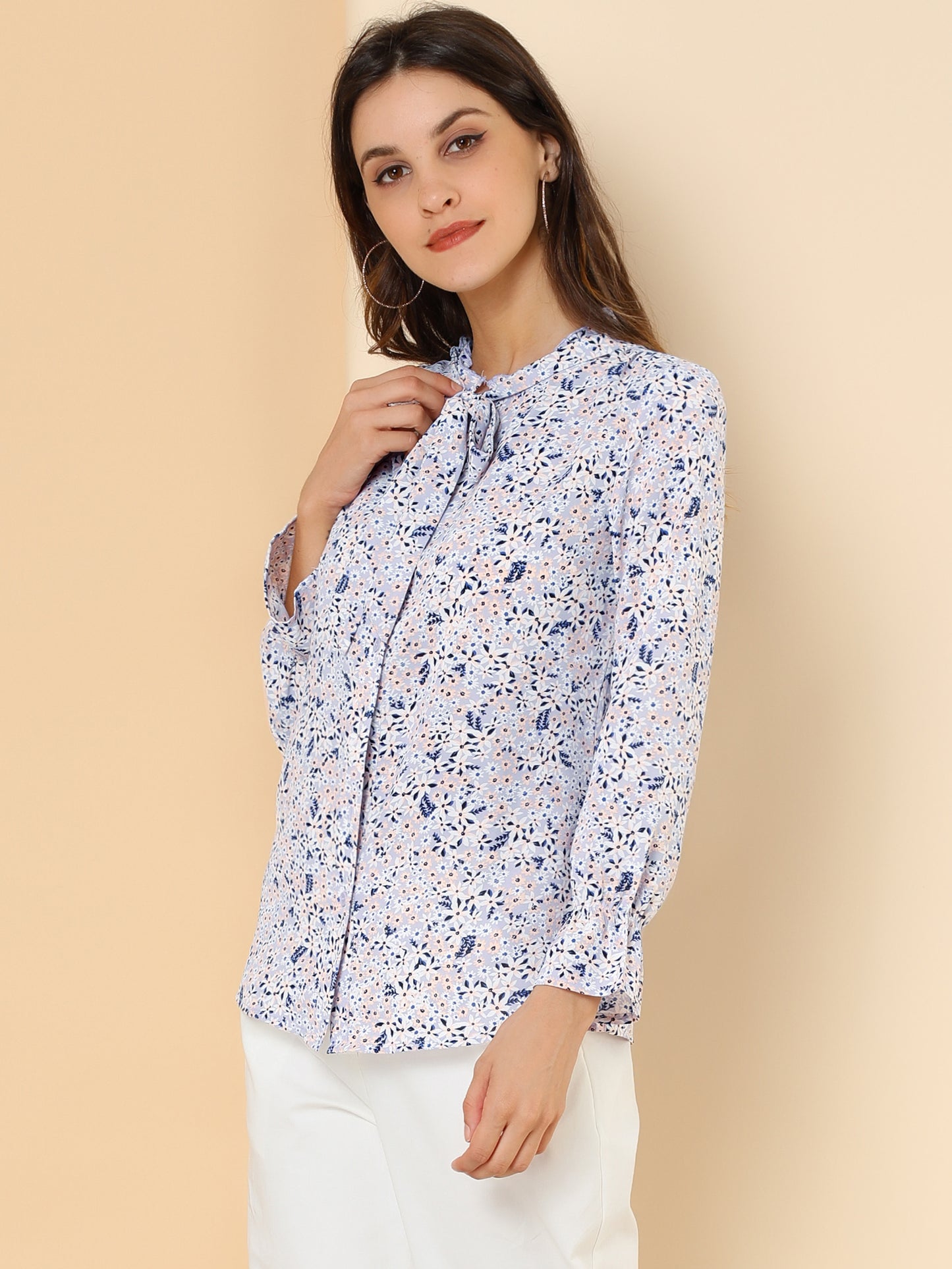 Blusa informal con cuello fruncido y botones con lazo floral para mujer