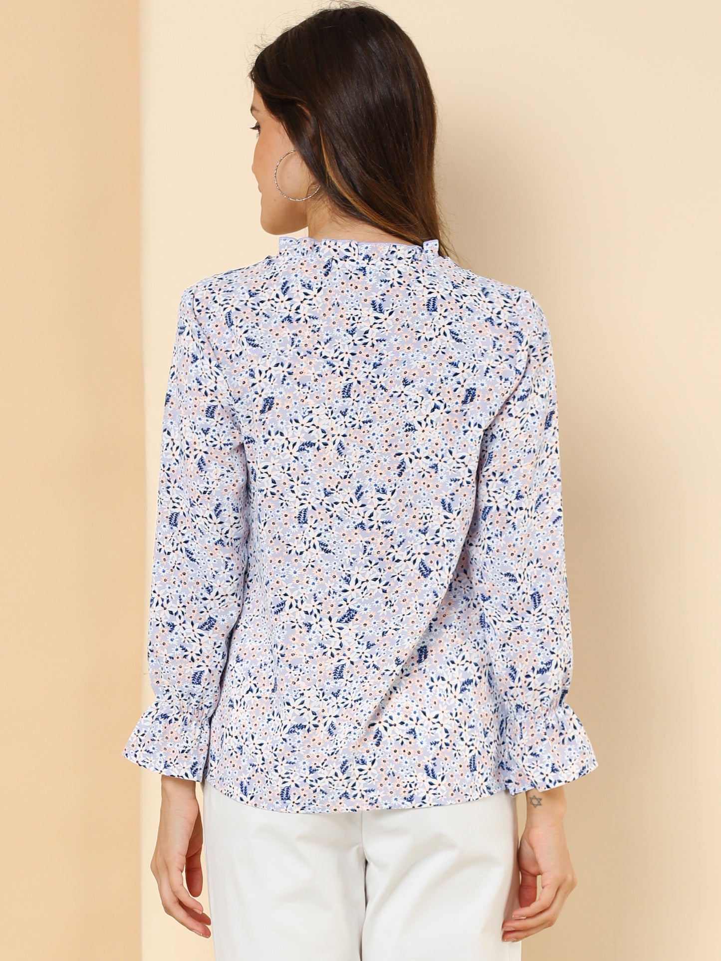 Blusa informal con cuello fruncido y botones con lazo floral para mujer