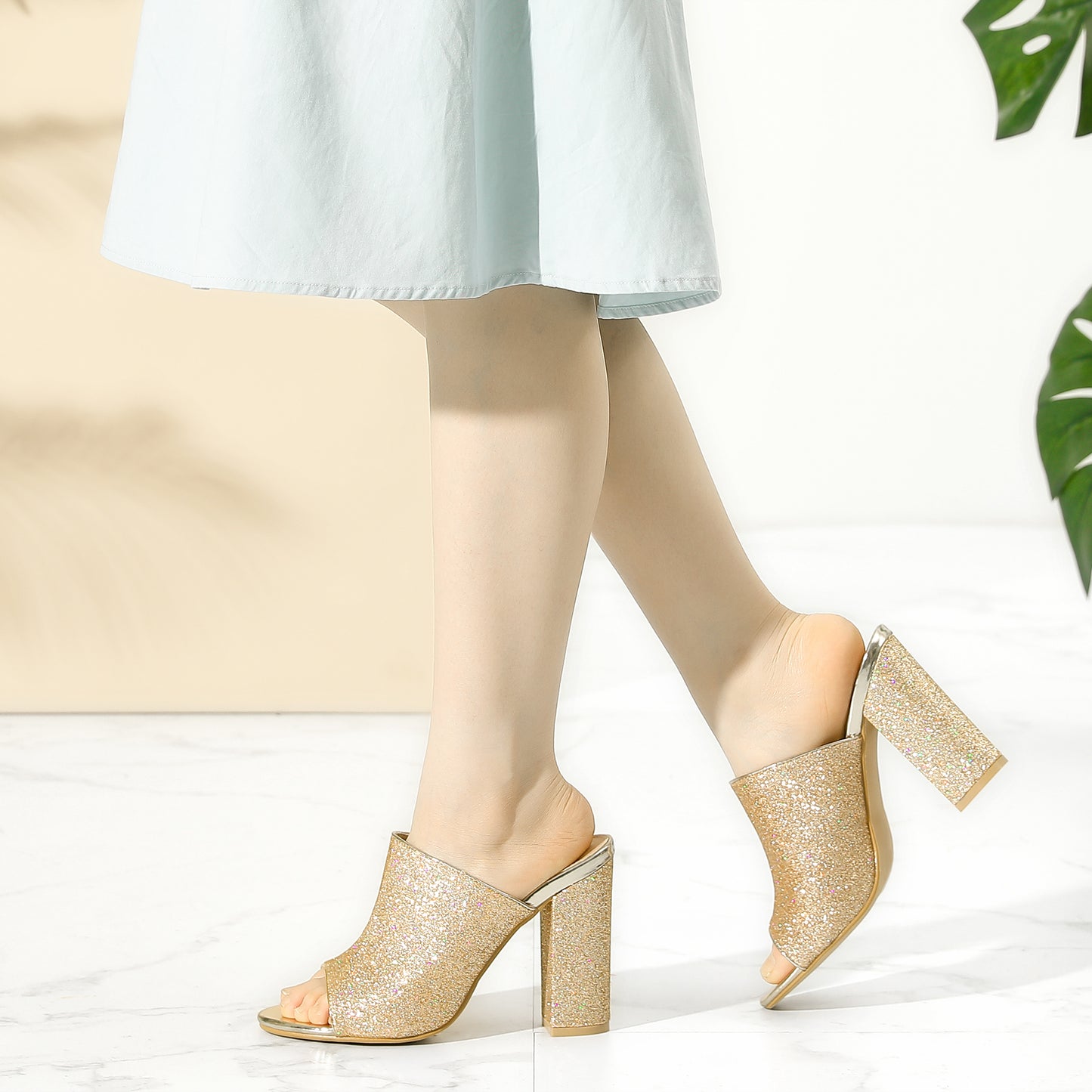 Sandalias tipo mule con tacón grueso y purpurina para mujer