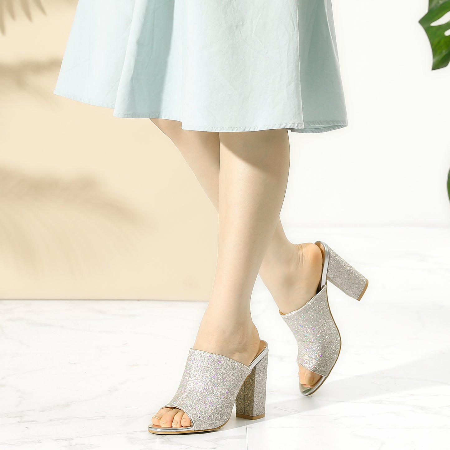 Sandalias tipo mule con tacón grueso y purpurina para mujer