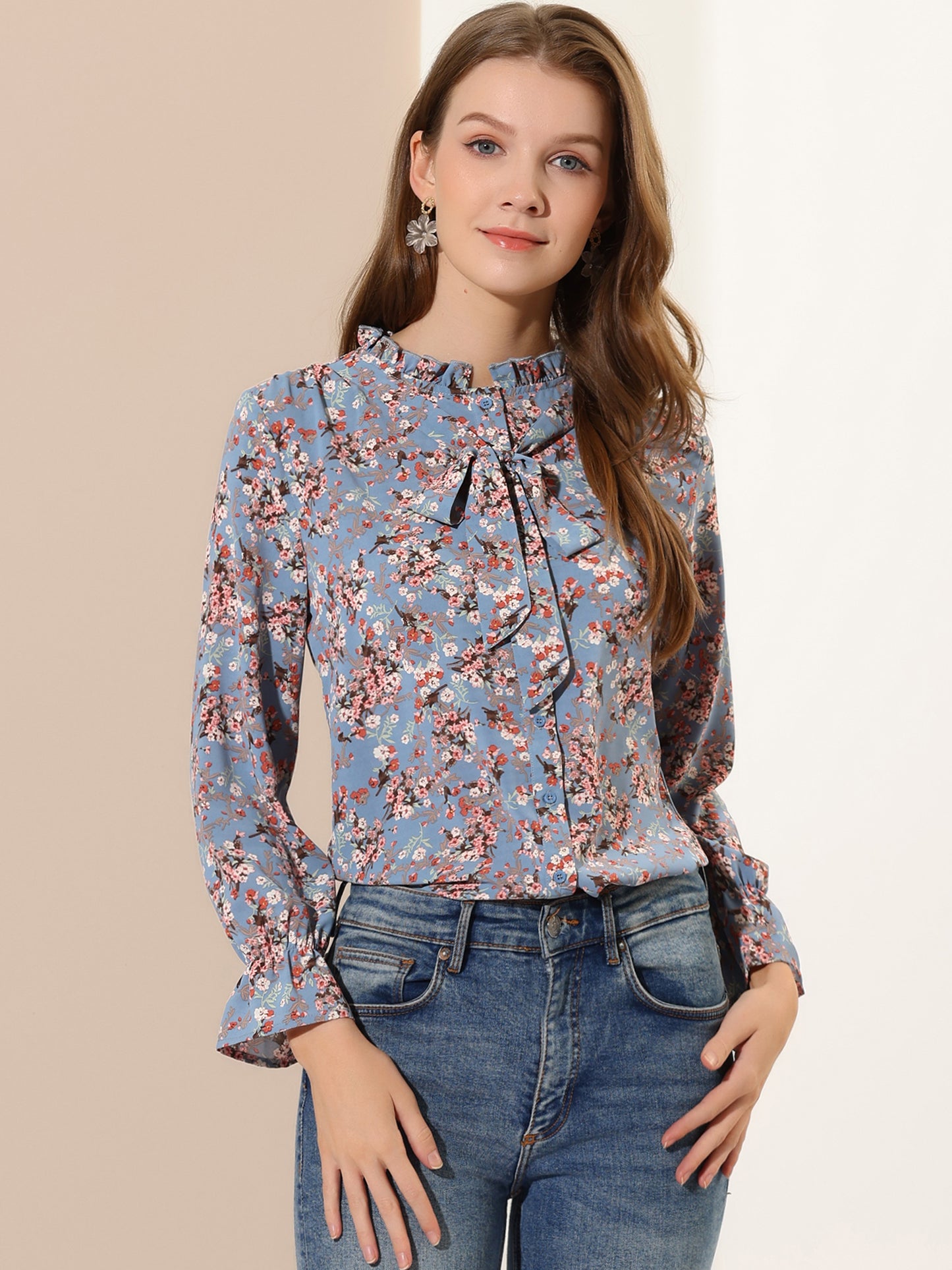 Blusa informal con cuello fruncido y botones con lazo floral para mujer