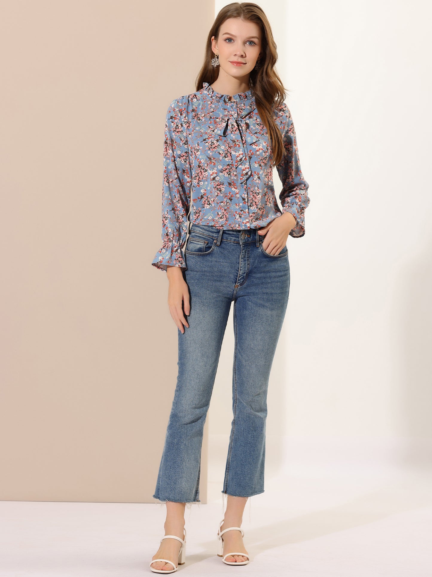 Blusa informal con cuello fruncido y botones con lazo floral para mujer