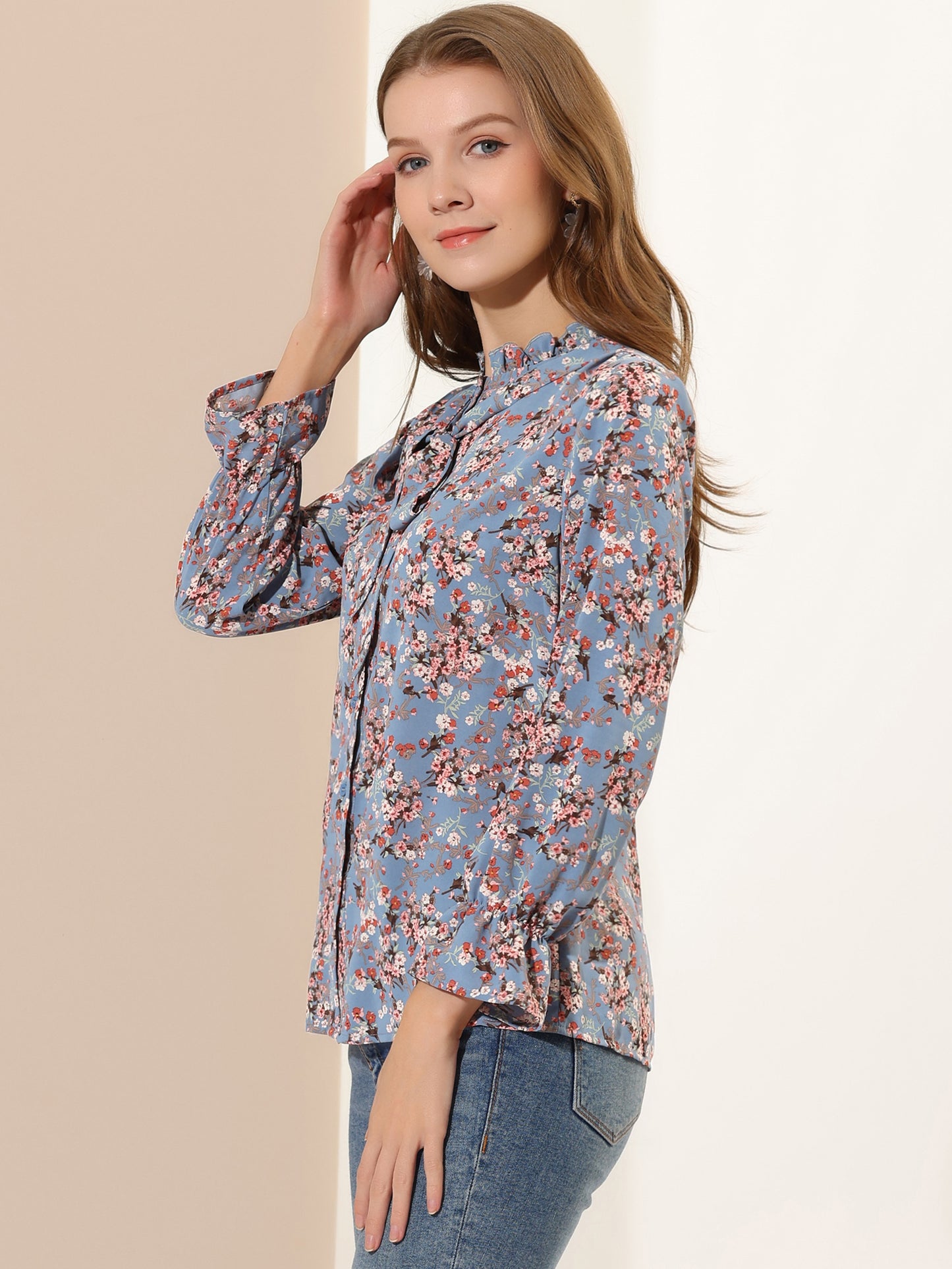 Blusa informal con cuello fruncido y botones con lazo floral para mujer