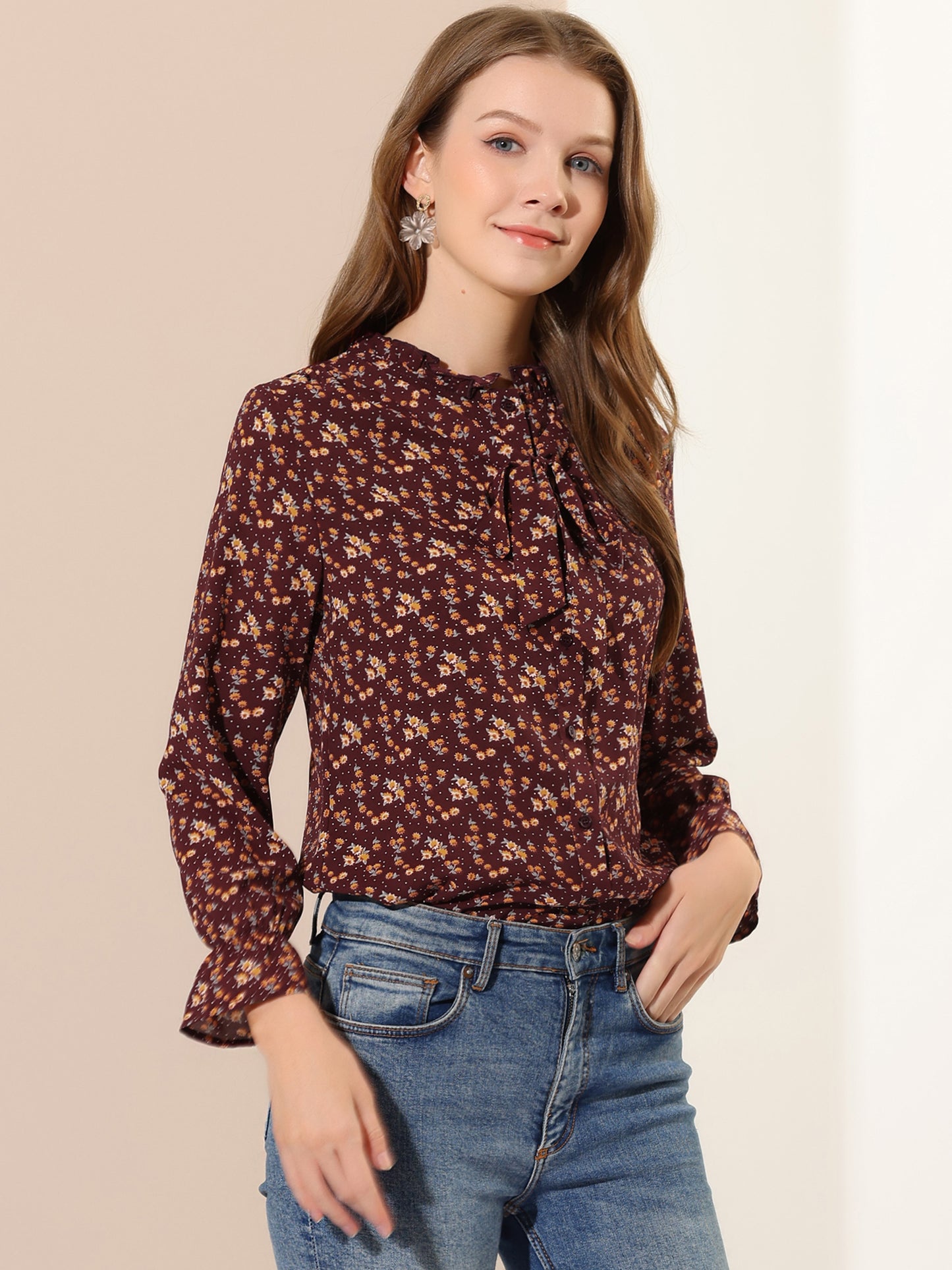 Blusa informal con cuello fruncido y botones con lazo floral para mujer