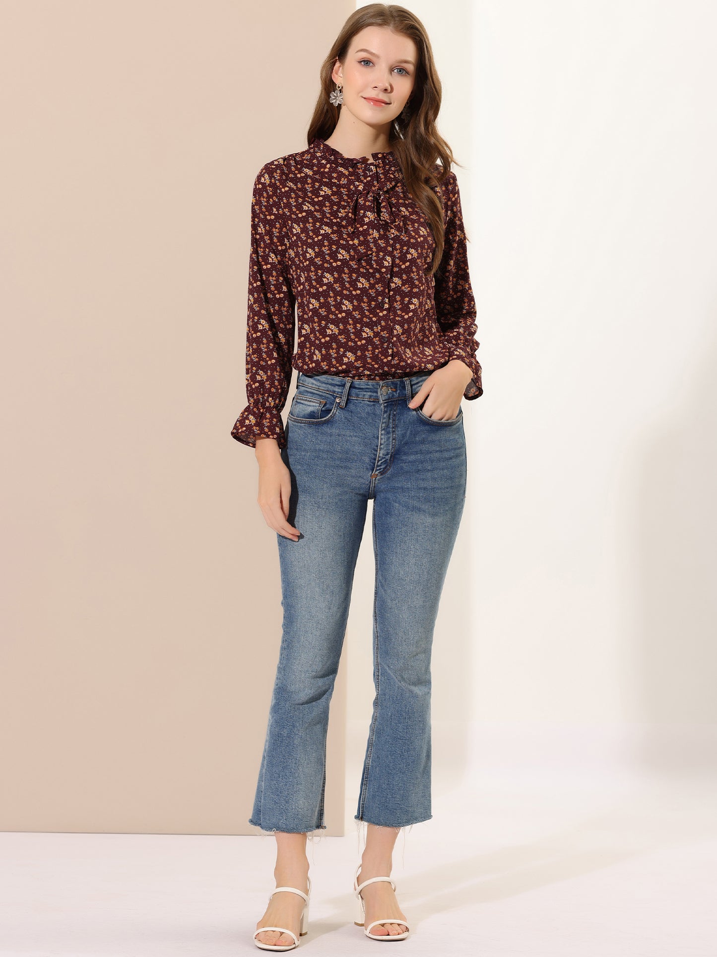 Blusa informal con cuello fruncido y botones con lazo floral para mujer