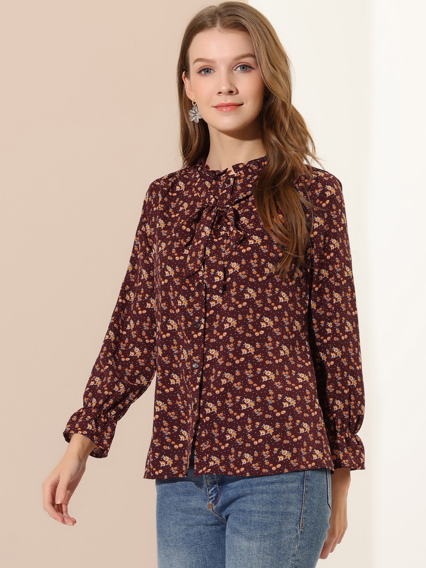 Blusa informal con cuello fruncido y botones con lazo floral para mujer