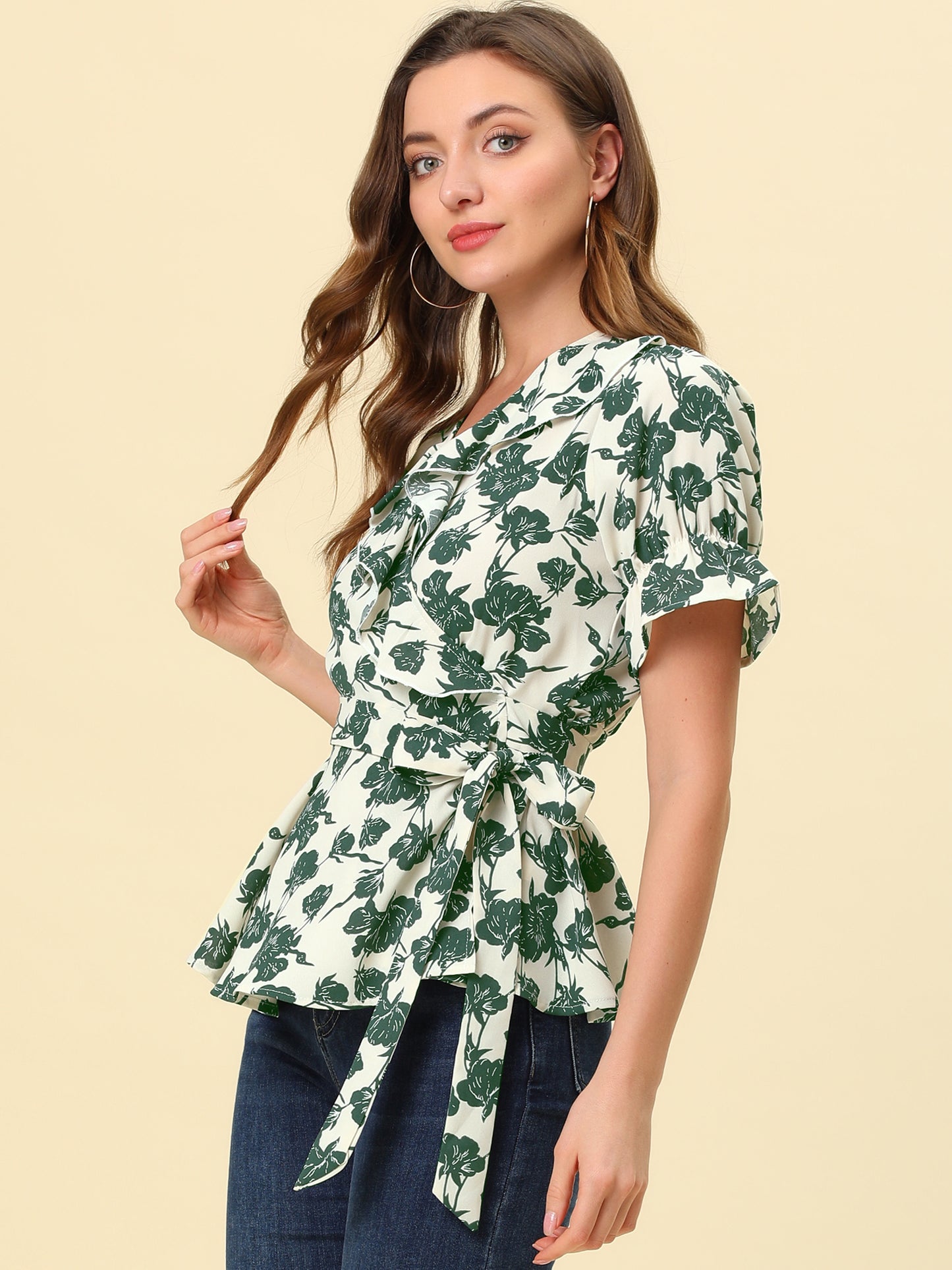 Blusa cruzada floral de manga corta con volantes, cuello en V y cinturón con peplum para mujer