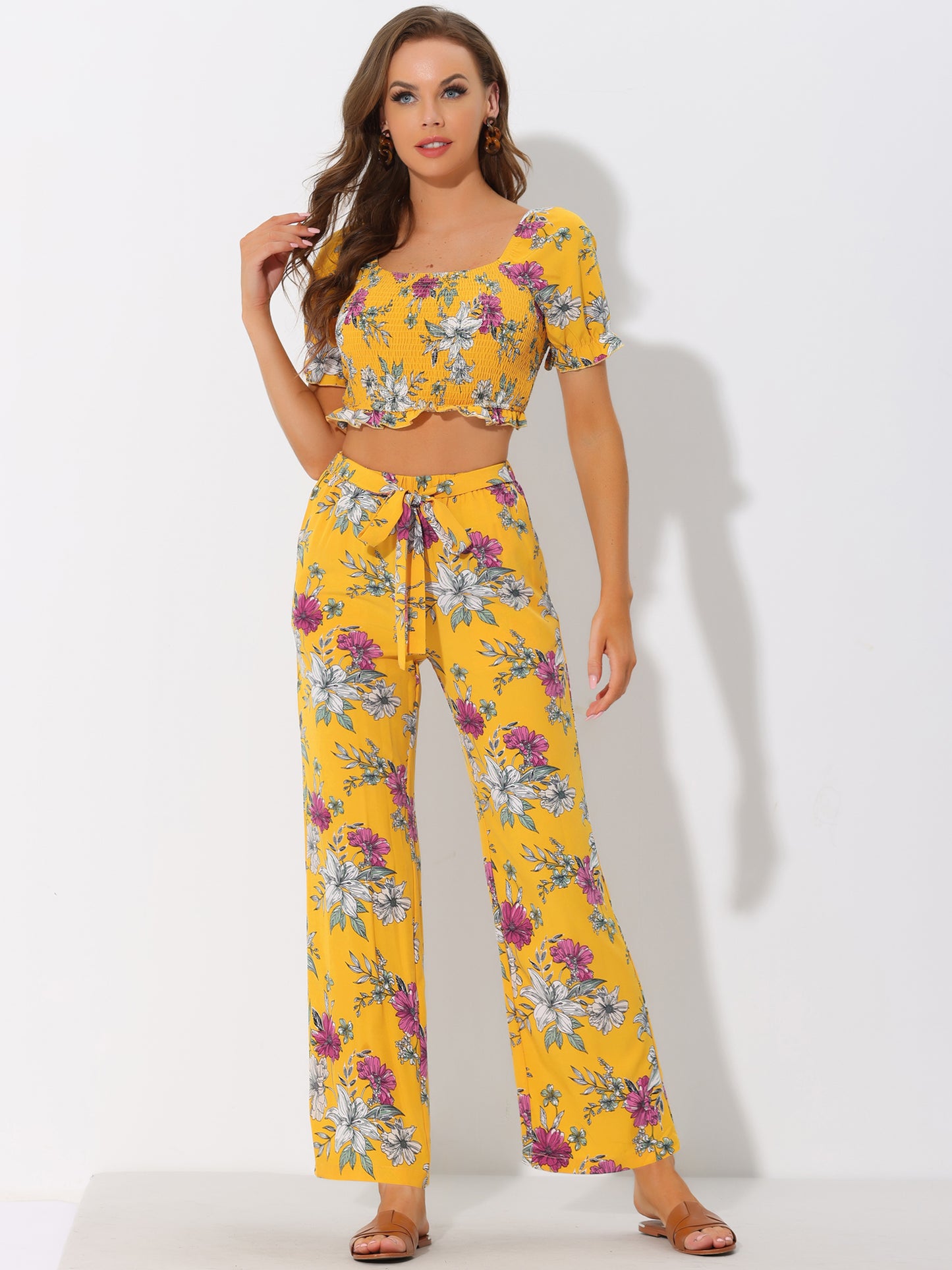 Conjunto de top corto fruncido con volantes y pantalones florales con lazo en la cintura para mujer