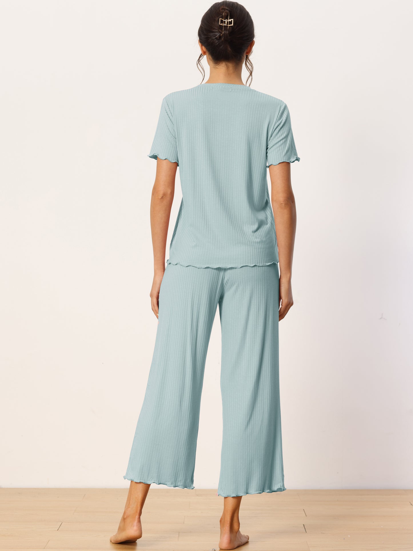 Conjunto de pijama capri de manga corta con cuello redondo y camisa de punto para mujer