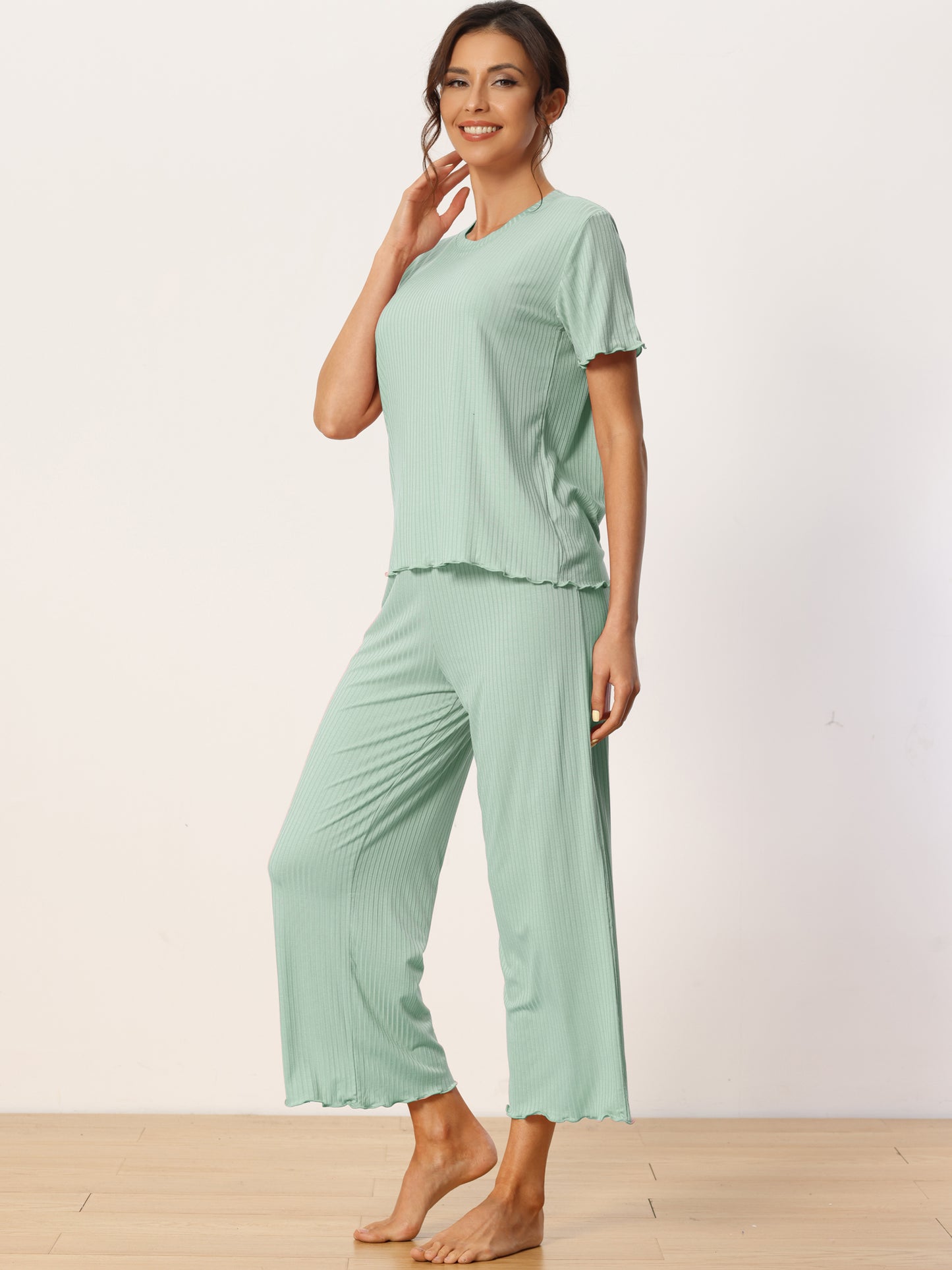 Conjunto de pijama capri de manga corta con cuello redondo y camisa de punto para mujer
