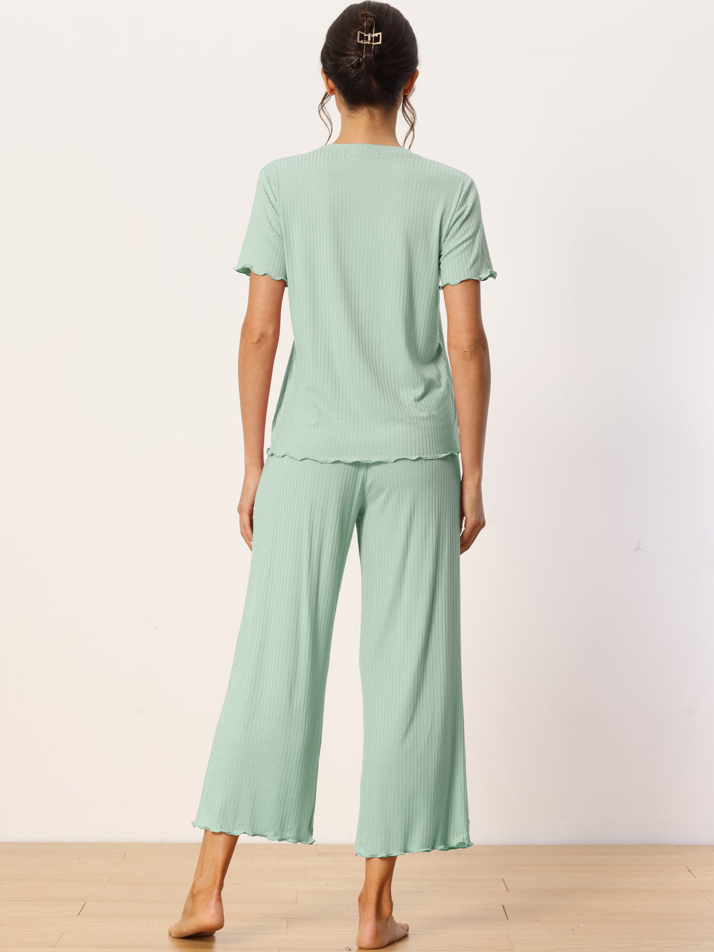 Conjunto de pijama capri de manga corta con cuello redondo y camisa de punto para mujer