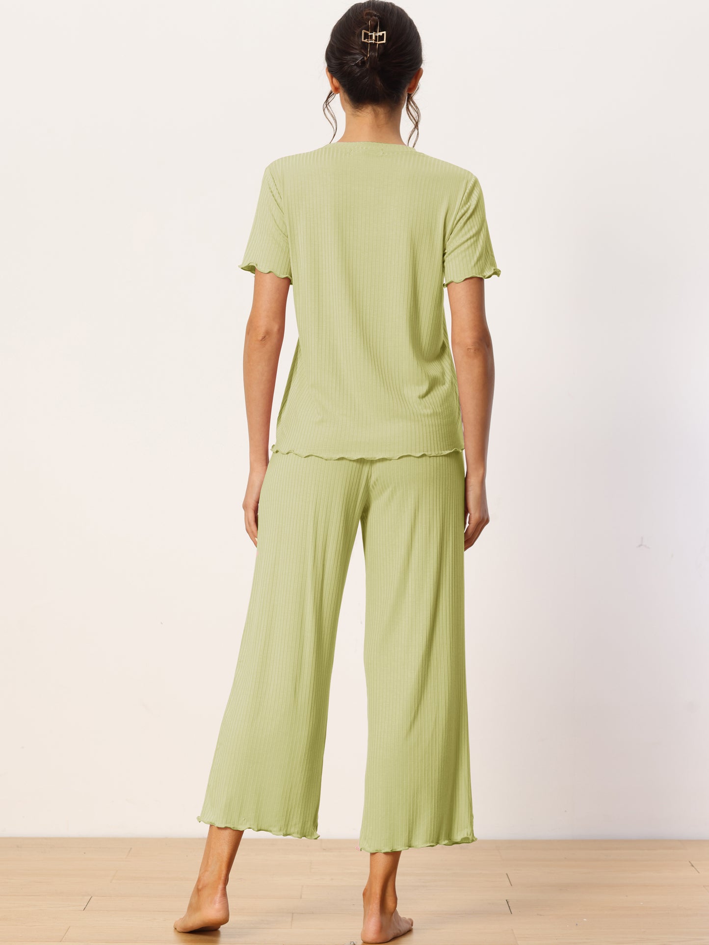 Conjunto de pijama capri de manga corta con cuello redondo y camisa de punto para mujer