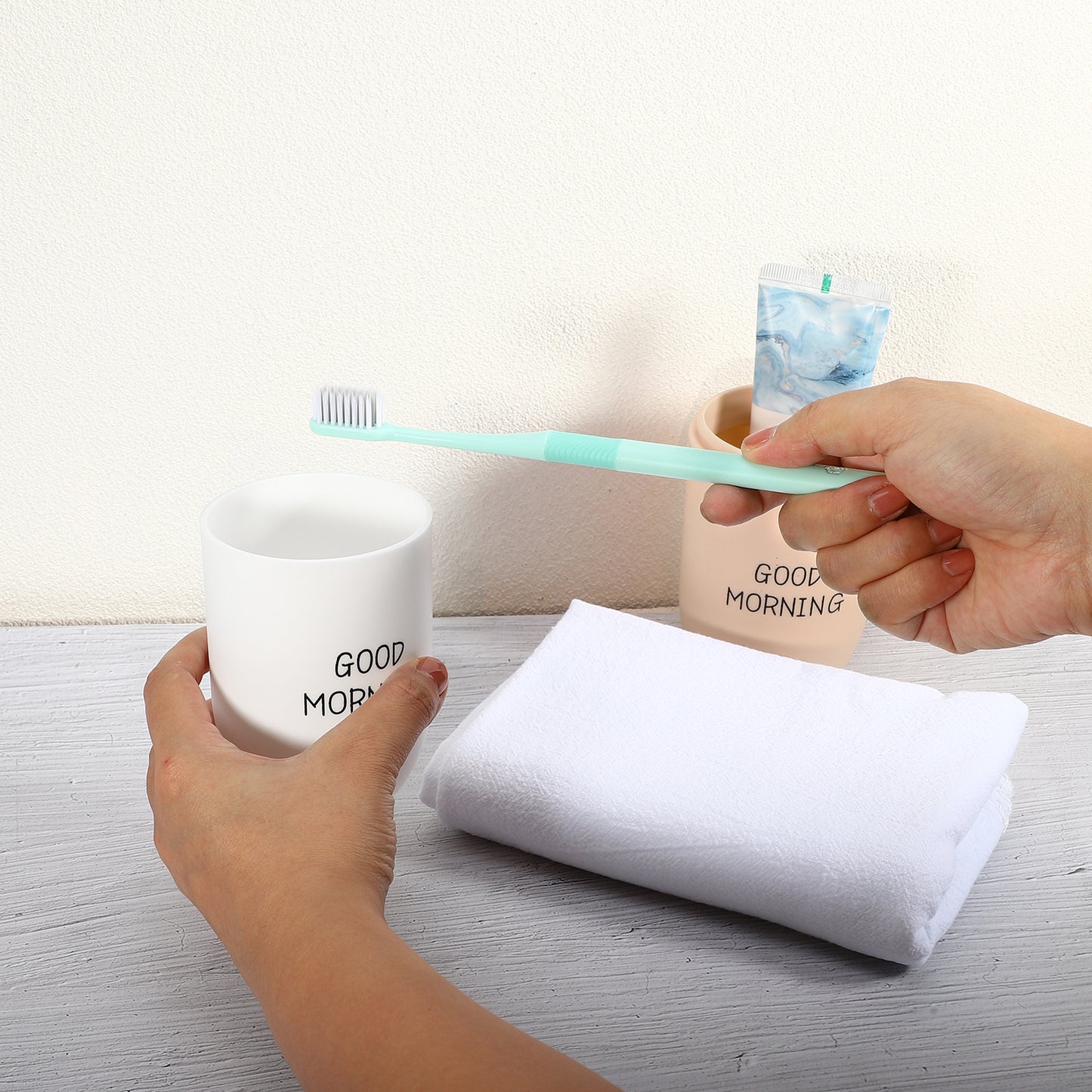 Estuche de viaje ligero de plástico para cepillos de dientes, 7,87" x 2,87", blanco y rosa