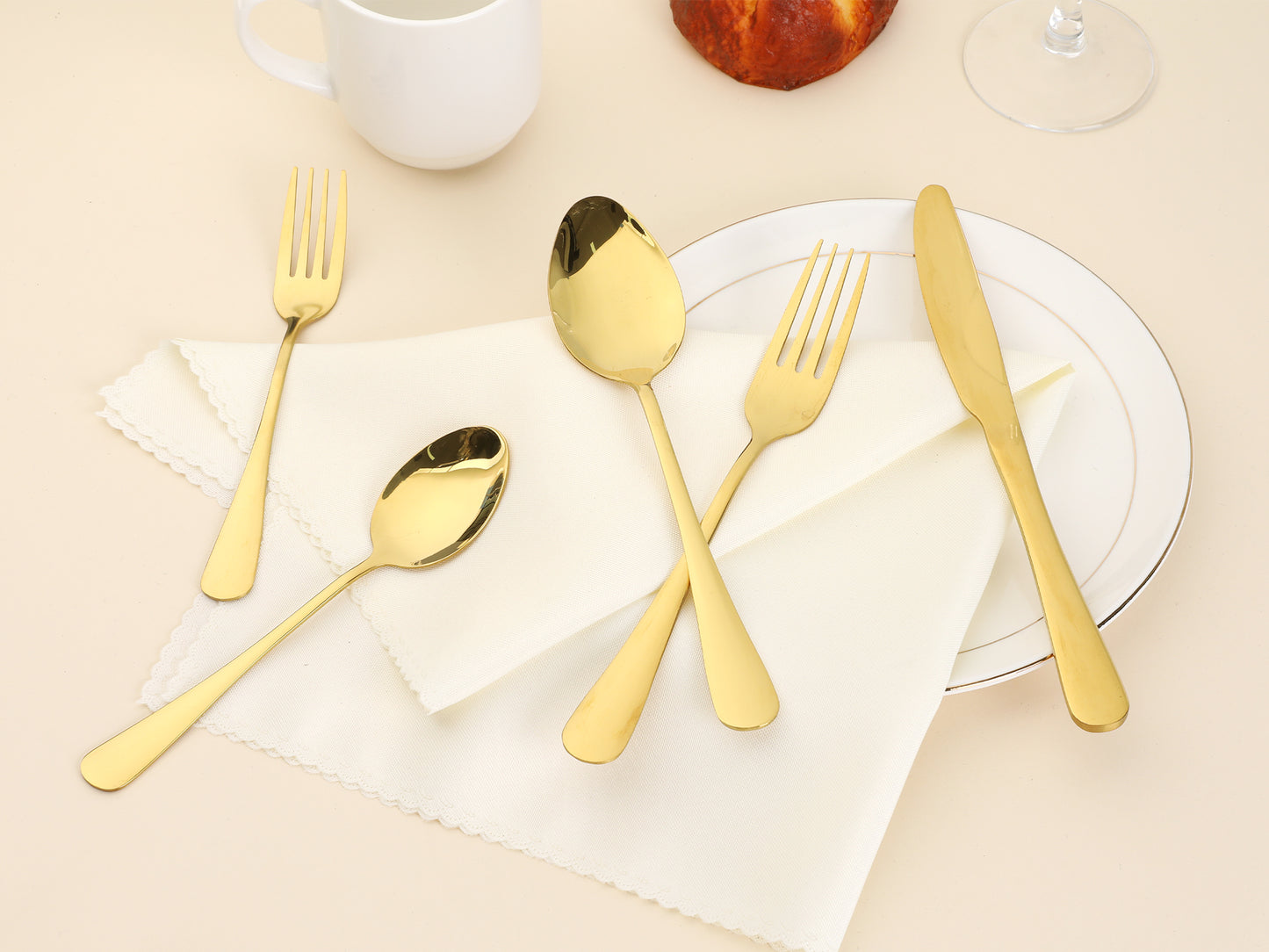 Juego de cubiertos de acero inoxidable de 30 piezas con acabado pulido espejo, incluye cucharas y tenedores. Vajilla de cocina.