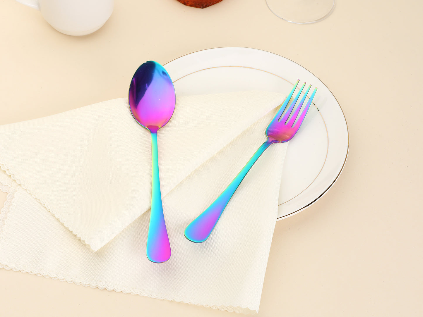 Juego de cubiertos de acero inoxidable de 12 piezas con cucharas y tenedores.
